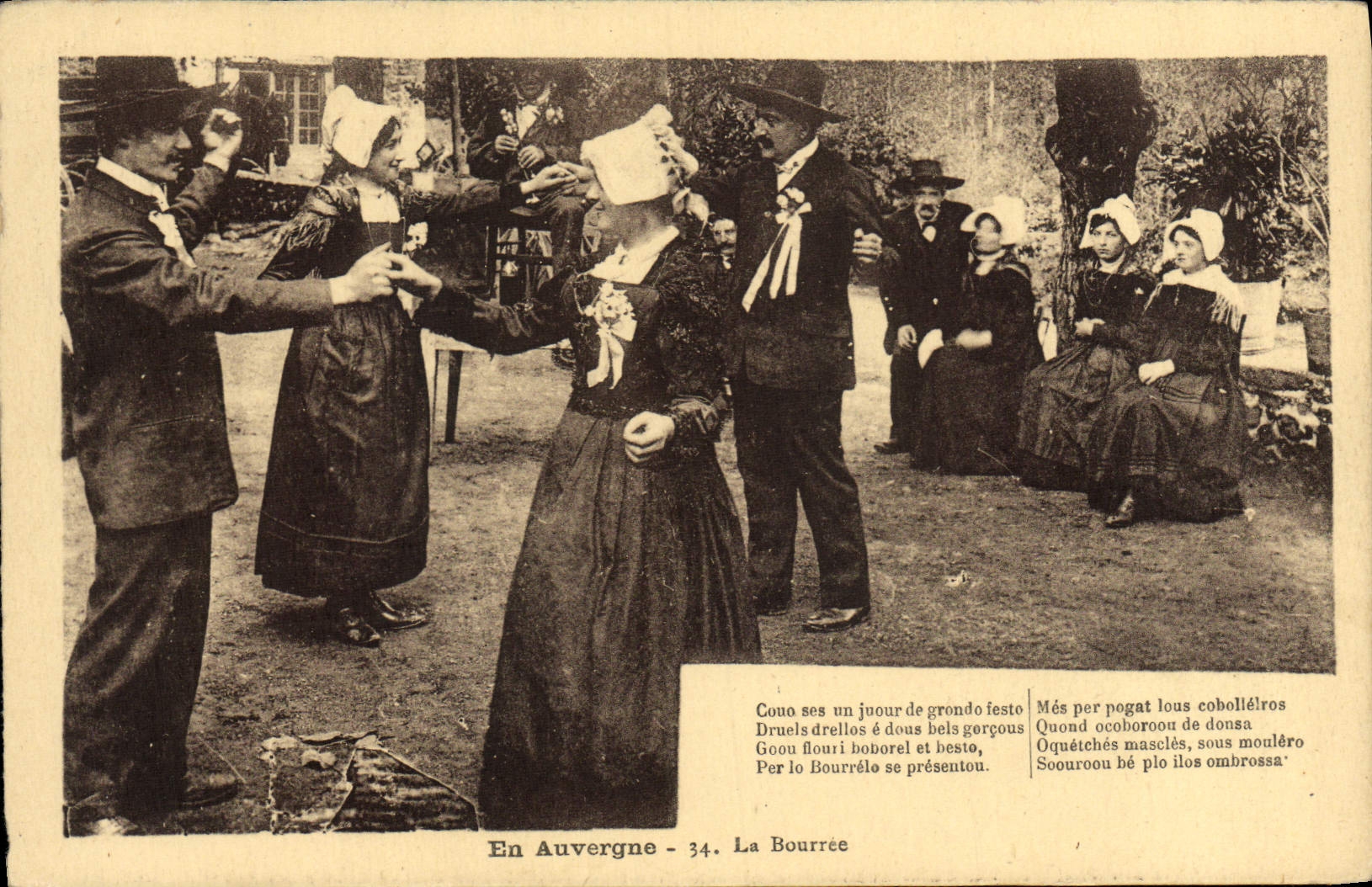 CPA En Auvergne La Bourree Folklore