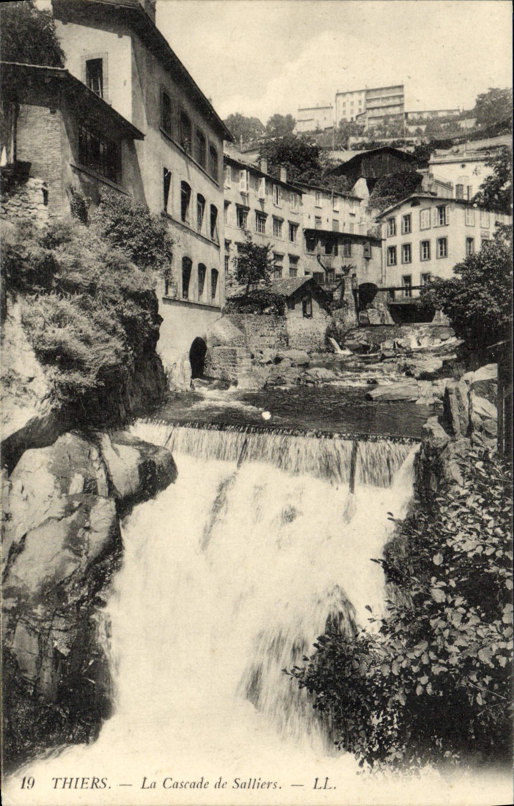 VINTAGE POSTCARD Thiers the Cascade De Salliers
