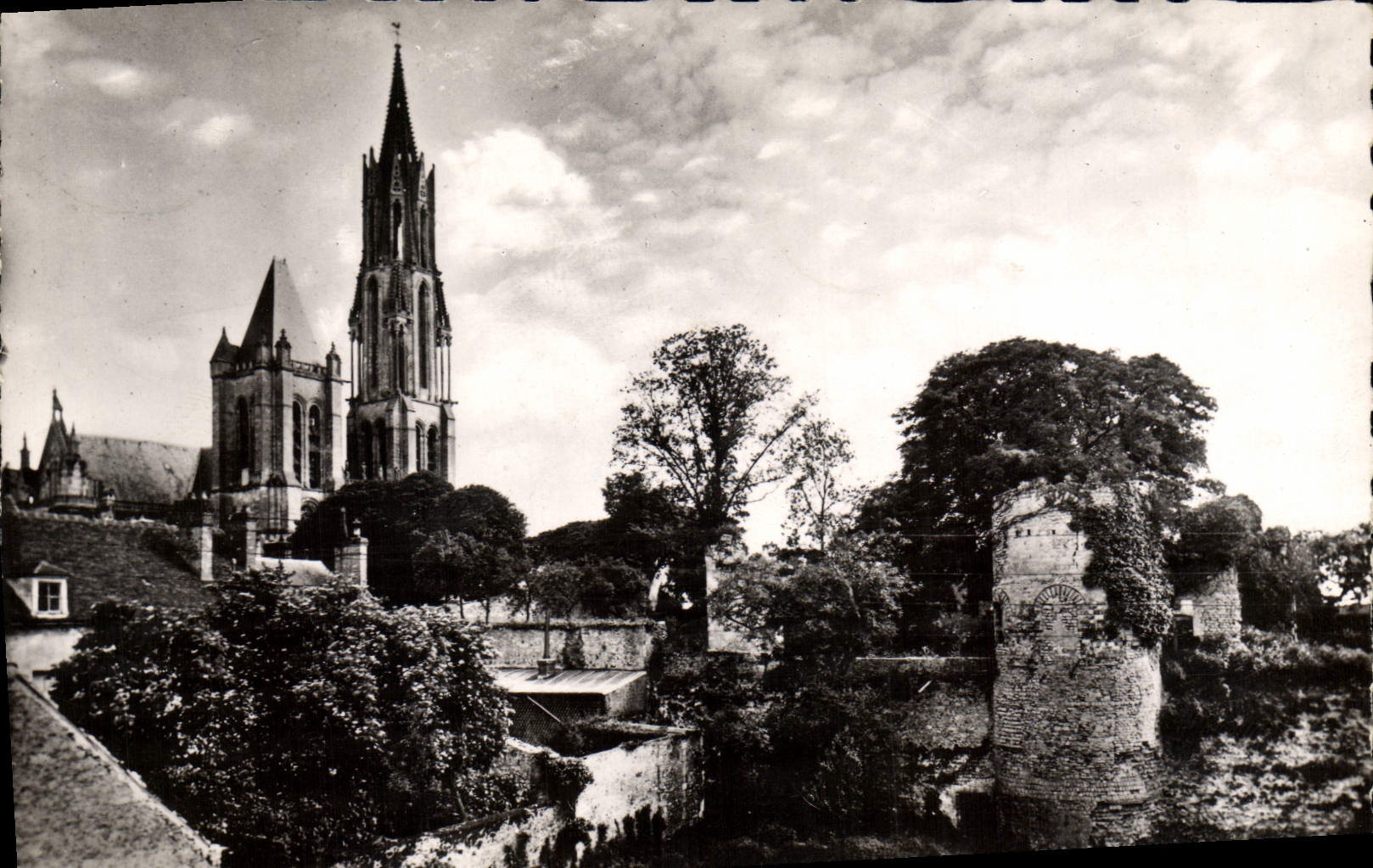 MODERN CARD Senlis Ruins Of the Old Castle And the Cathedral