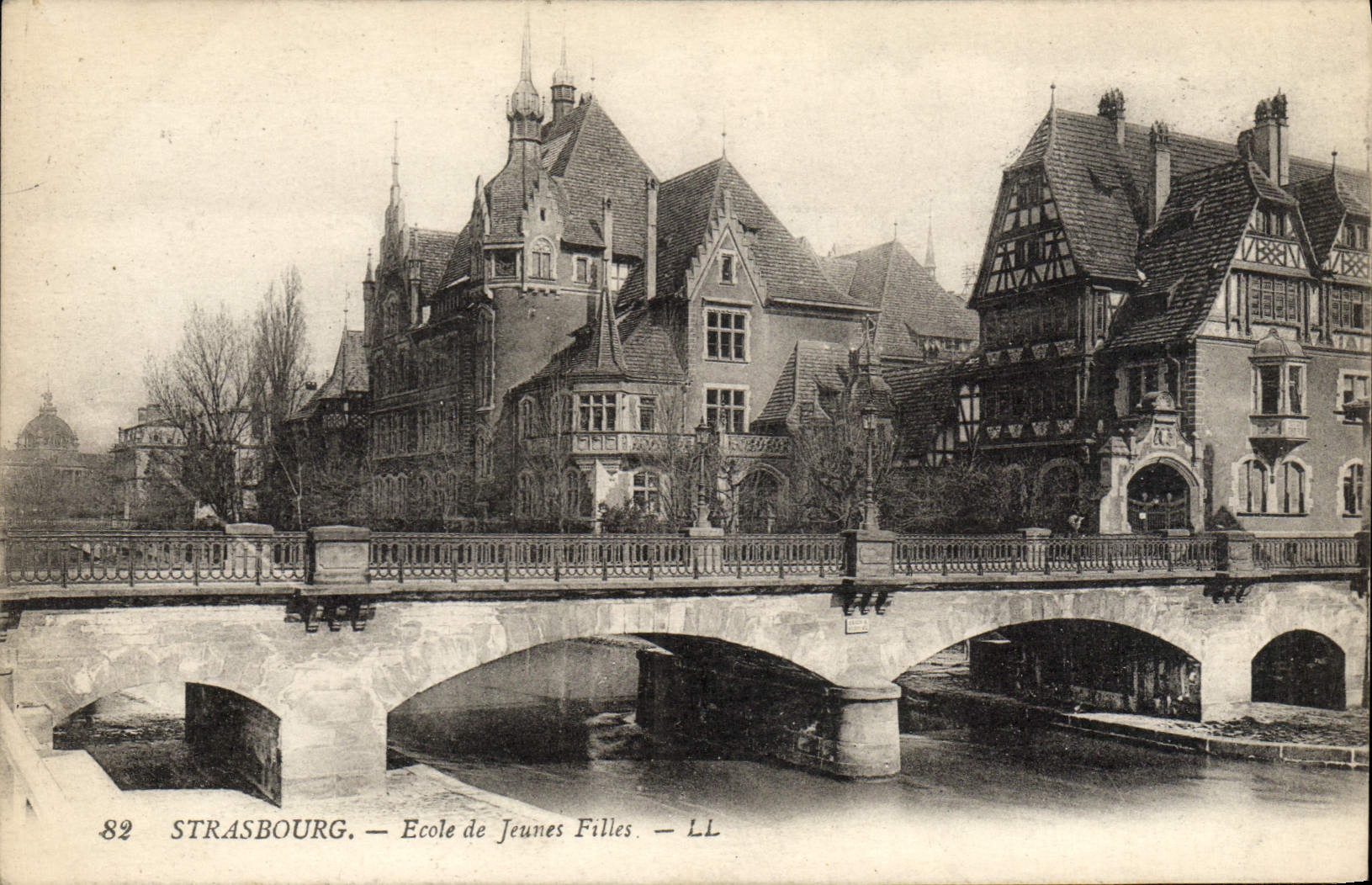 Escuela de Estrasburgo de la POSTAL de la VENDIMIA de chicas jóvenes