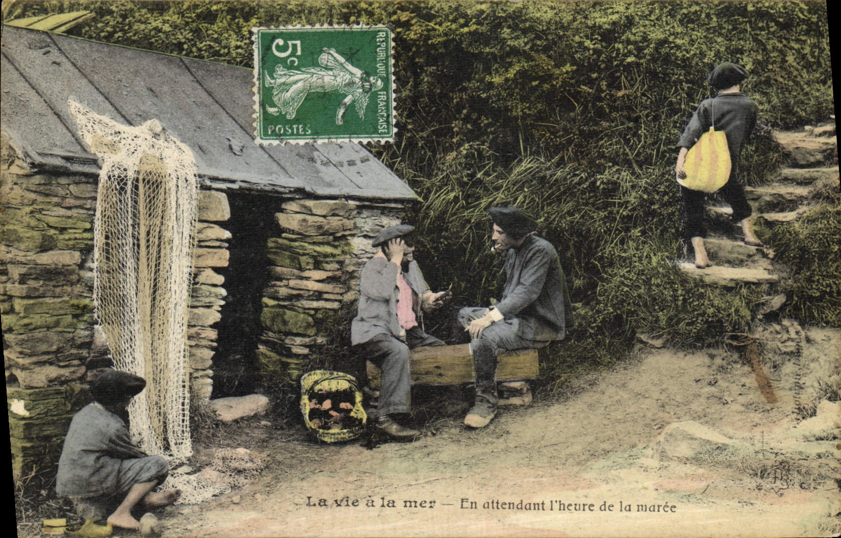 Vida de la POSTAL de la VENDIMIA con el mar mientras que espera la hora del folklore de la marea