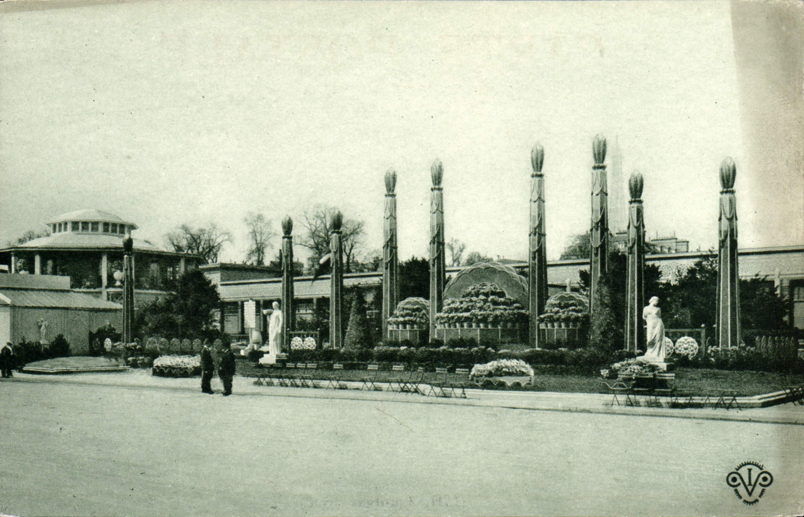 VINTAGE POSTCARD One Of the Gardens On Train station Of the Paris Invalids