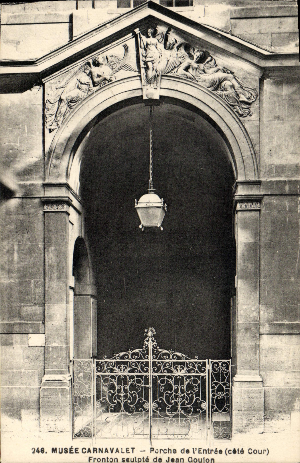CPA Musee Carnavalet Porche De l'Entree Fronton Sculpte De Jean Goujon