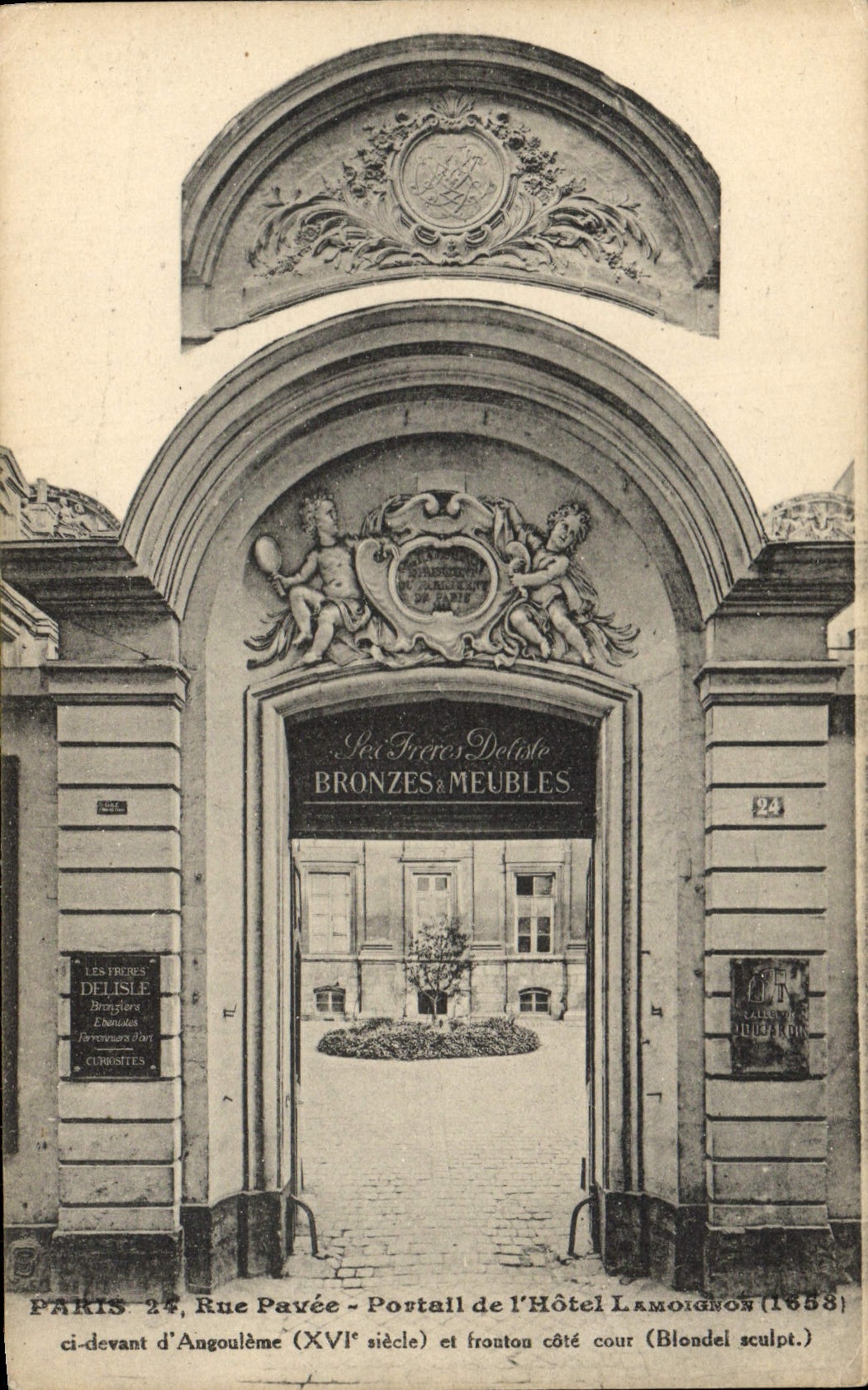 CPA Paris Rue Pavee Portail De l'Hotel Lamoighon