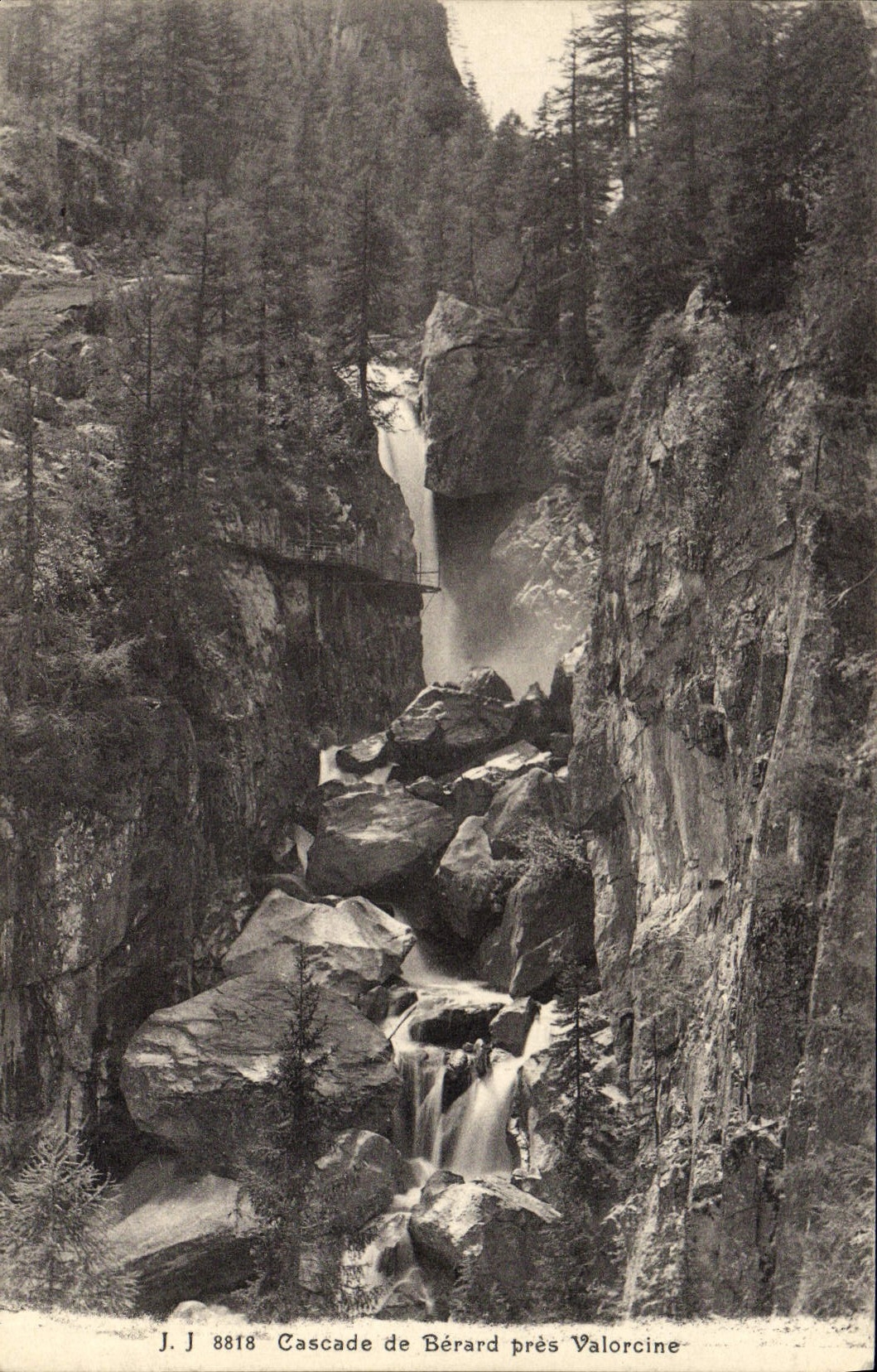 Cascada de la POSTAL de la VENDIMIA de Berard Valorcine cercano