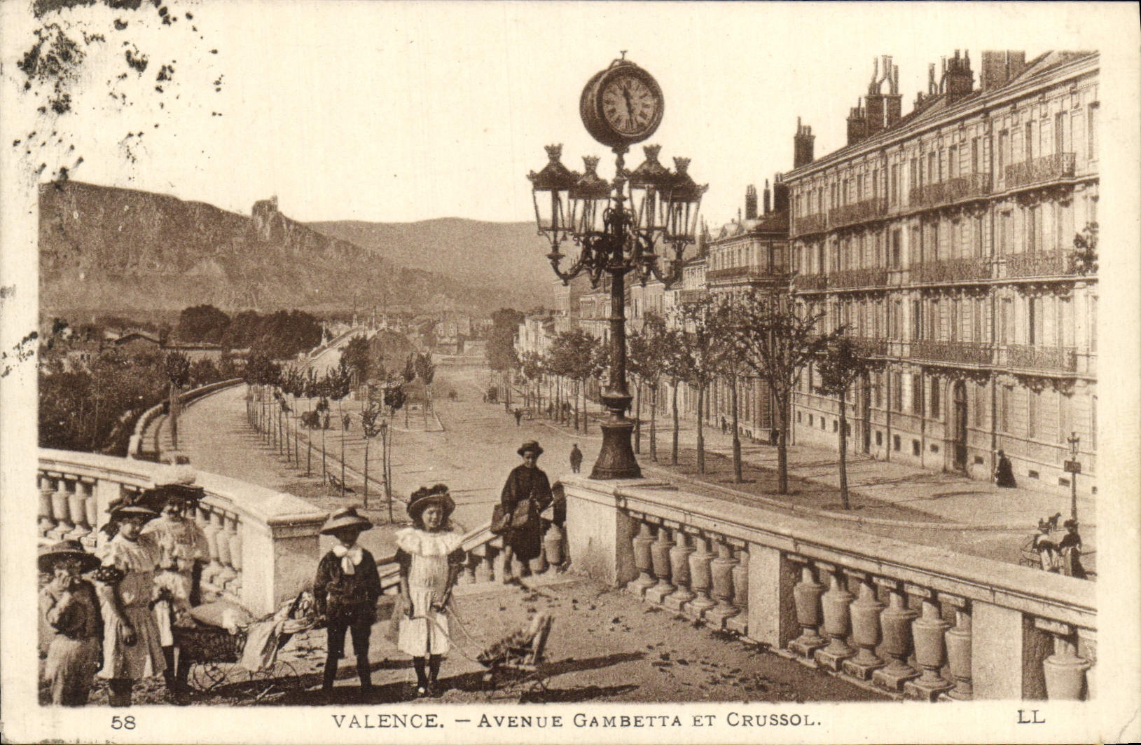 Valencia Vaenue Gambetta de la POSTAL de la VENDIMIA y niños de Crussol