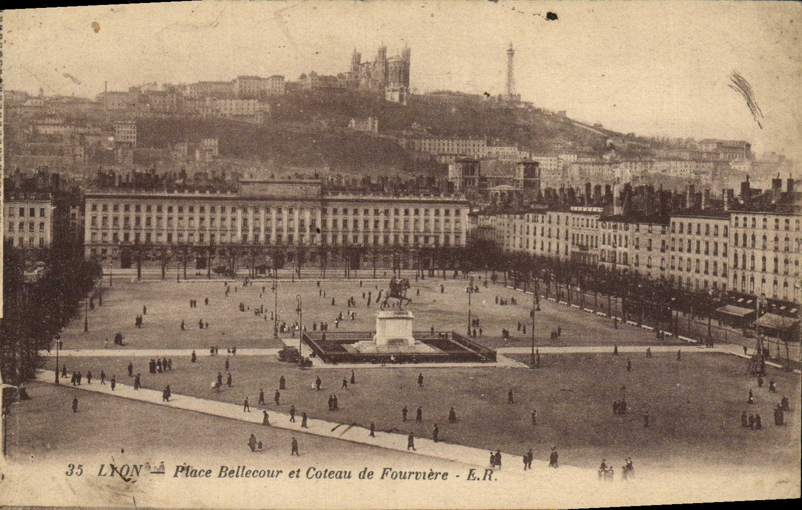 CPA Lyon Place Bellecour et Coteau de Fourviere