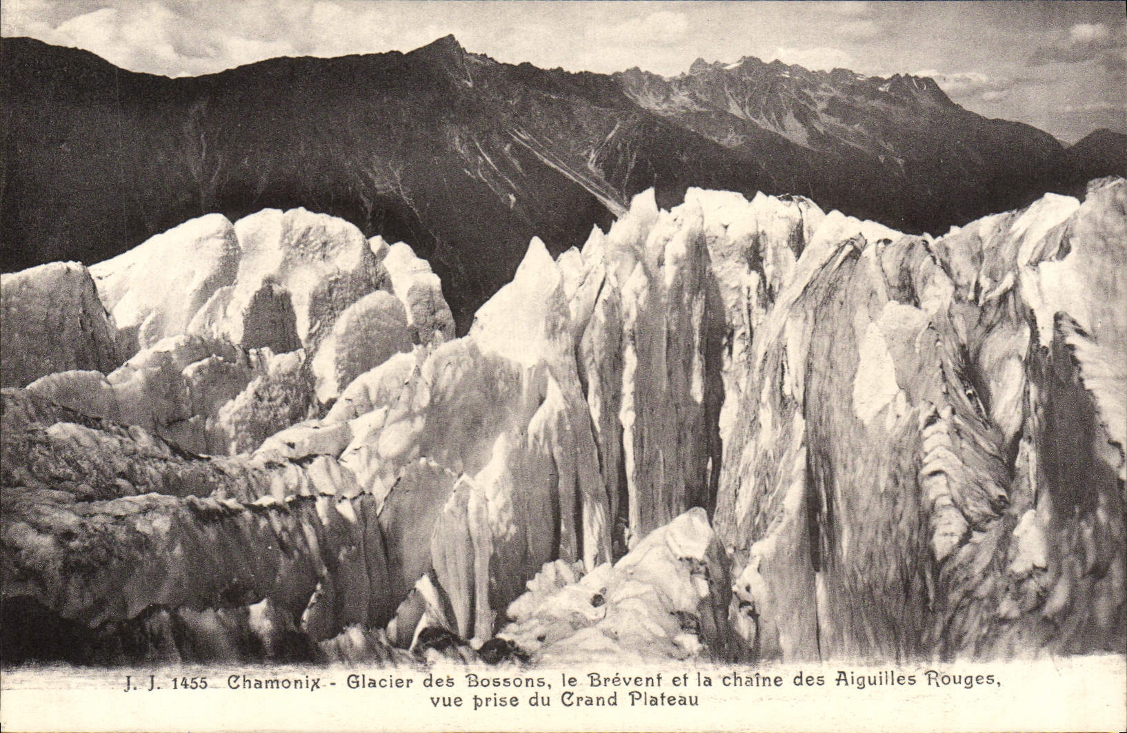 CPA Chamonix Glacier des Bossons le Brevent et la Chaine des aiguilles rouges Vue prise du grand plateau