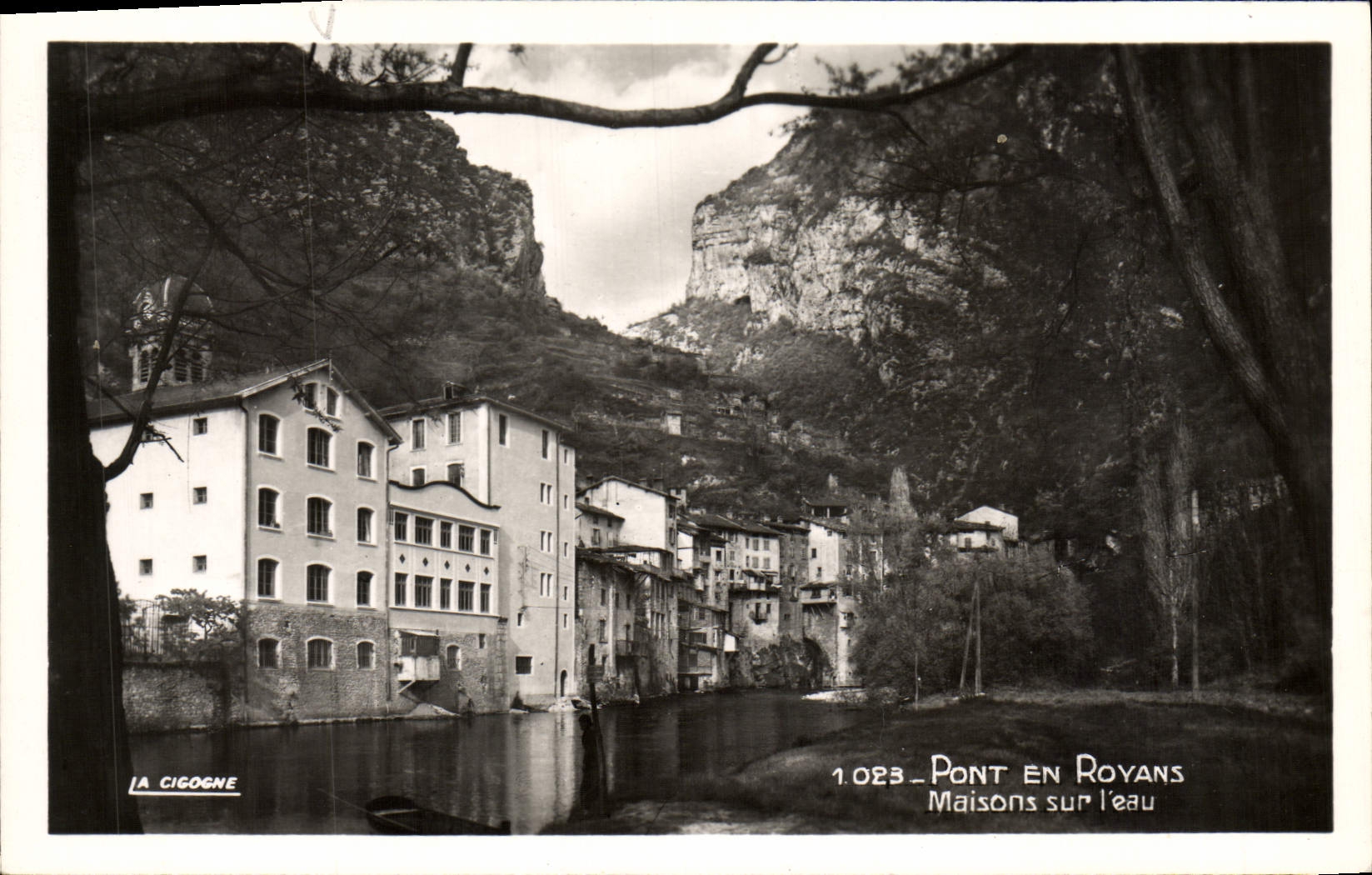 Puente de la POSTAL de la VENDIMIA en las casas de Royans en Leau
