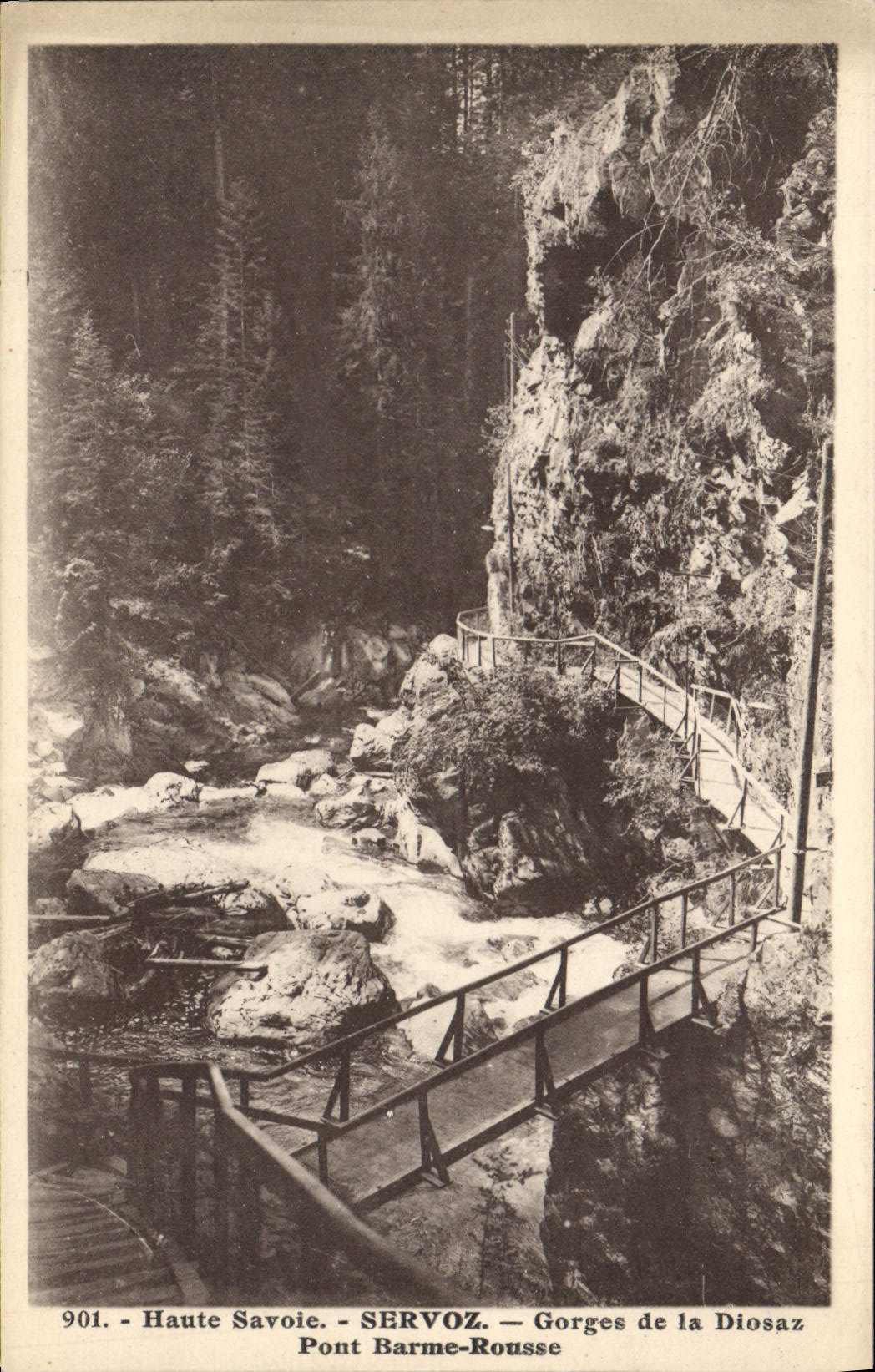 La catarata de Servoz de la POSTAL de la VENDIMIA de Diosaz tiende un puente sobre la berma Russet-red