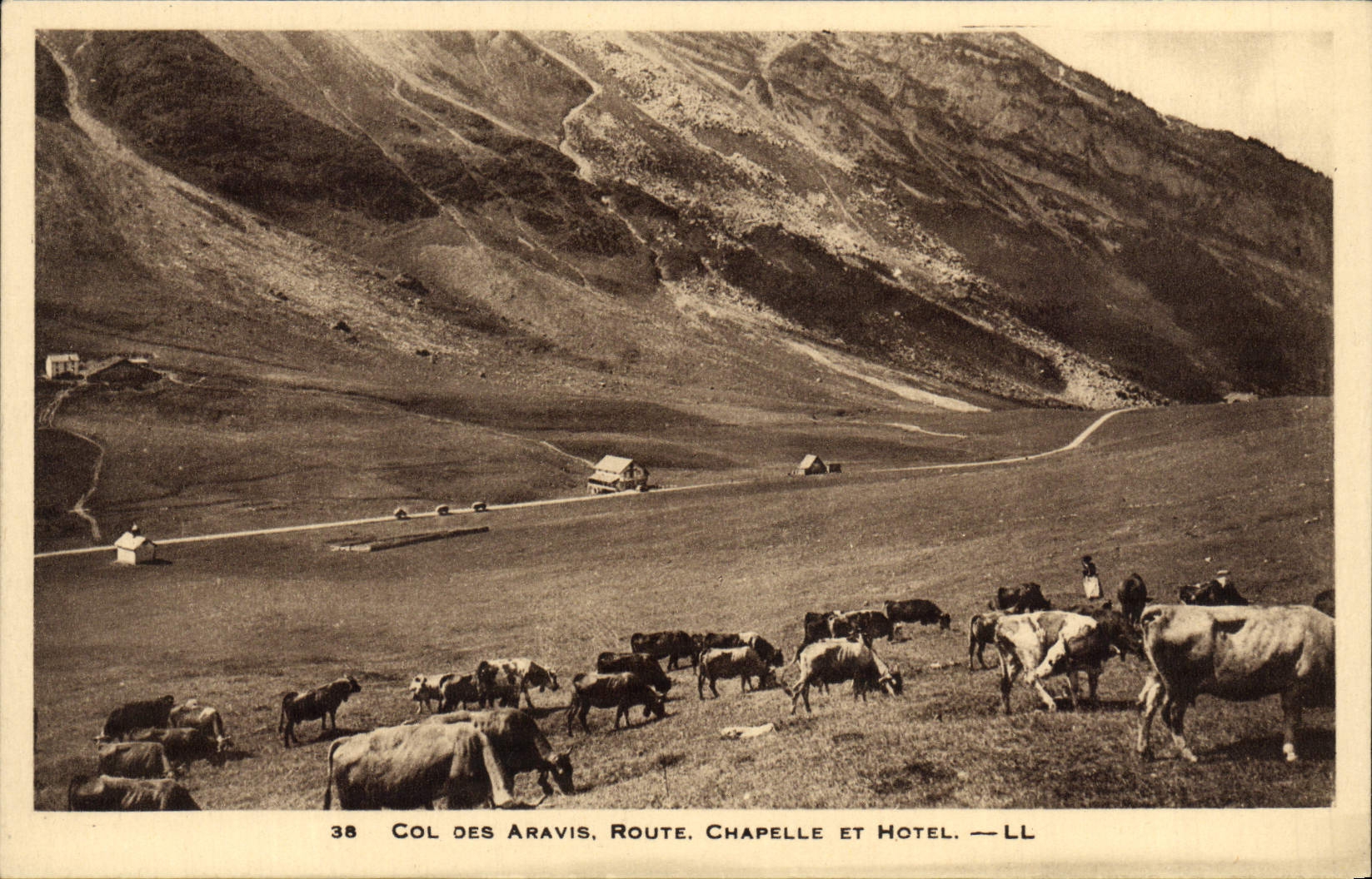 CPA Col Des Aravis Route Chapelle Et Hotel Vaches
