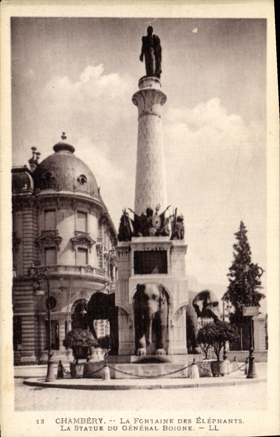 CPA Chambery La Fcntaine Des Elephants la statue du general Boigne 