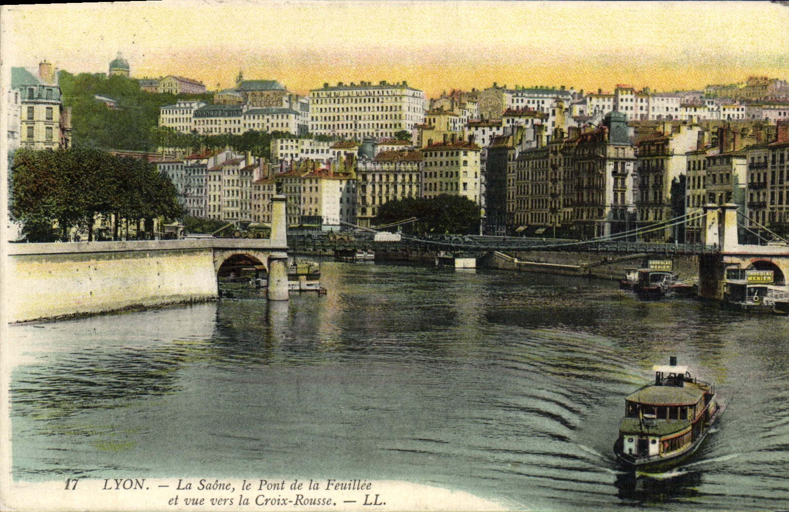 CPA Lyon La Saone le Pont de la Feuillee et vue vers la Croix Rousse Bateau Peniche