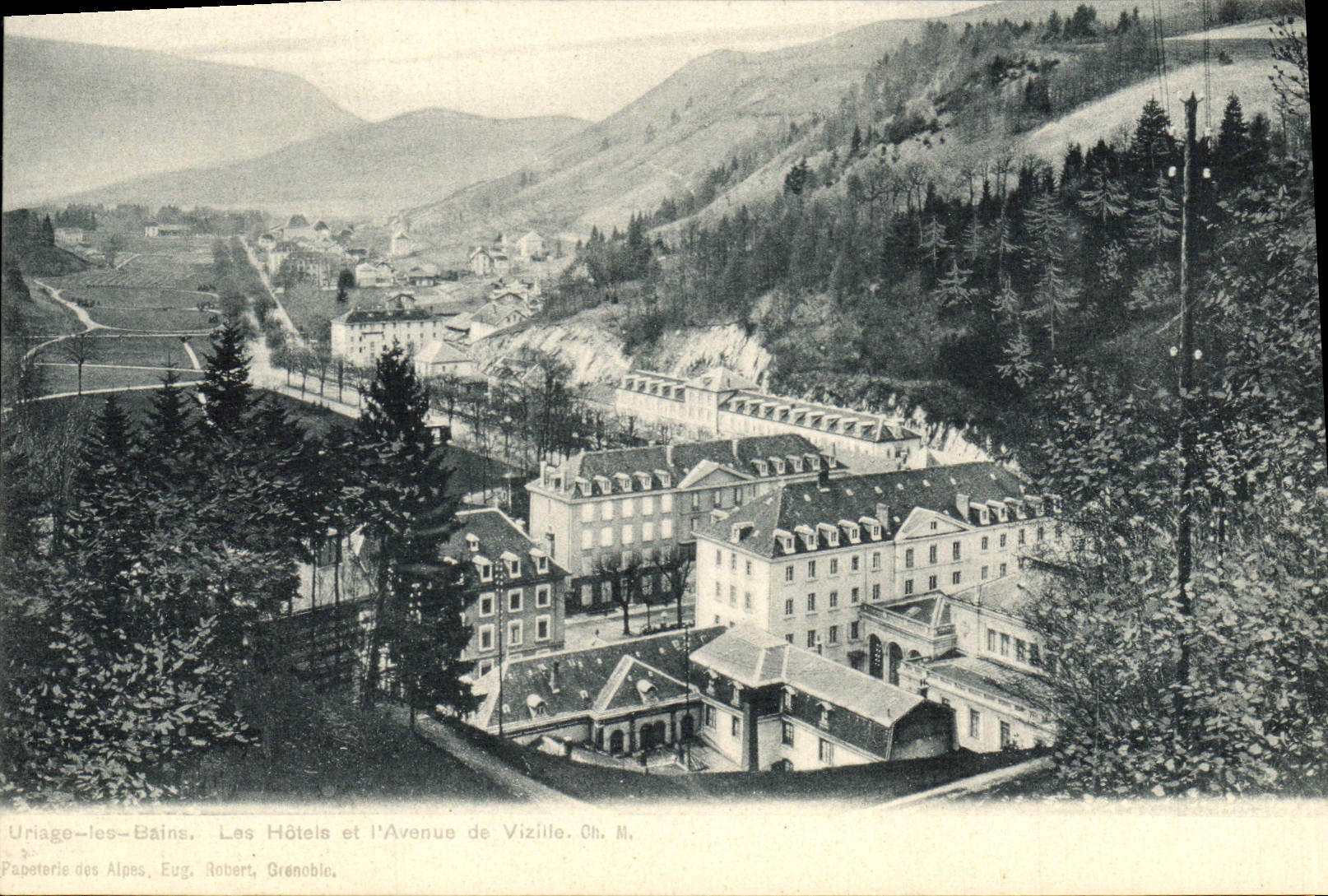 CPA Uriage les Bains Les hotels et l'avenue de Vizille