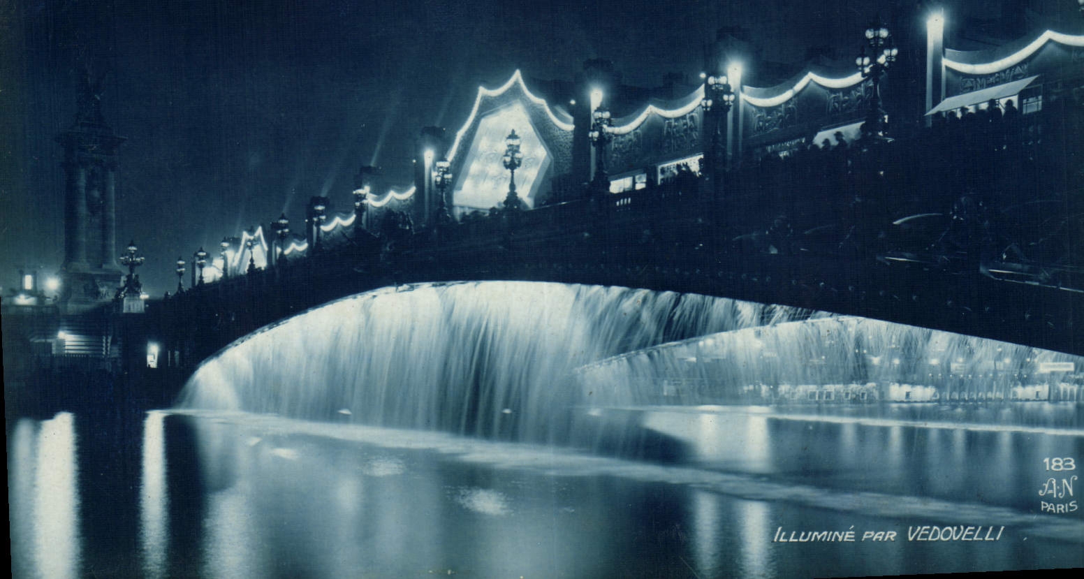CPA Paris Exposition des Arts Decoratifs Le pont Alexandre III