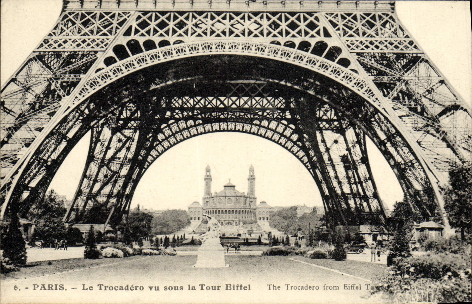 CPA Paris Le Trocadero Vu Sous la tour Eiffel