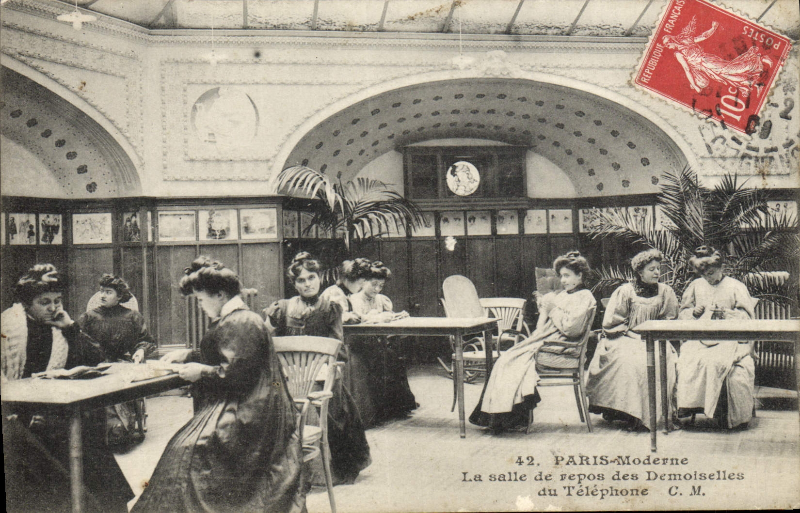 CPA Paris Moderne La Salle du Repos des Demoiselles du telephone TOP