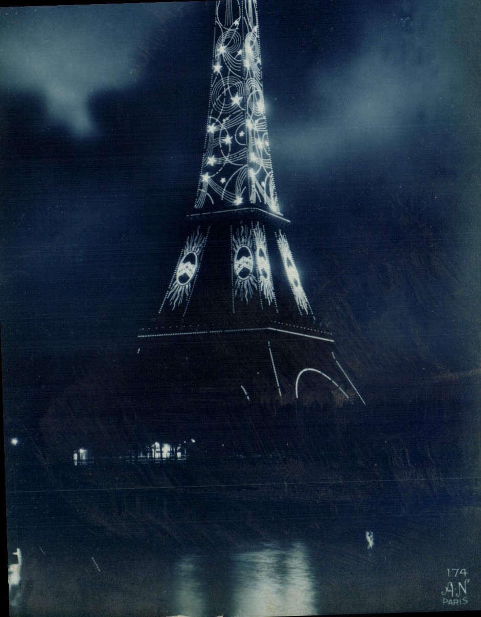 CPA Paris Exposition des arts decoratifs La tour Eiffel vue de nuit 