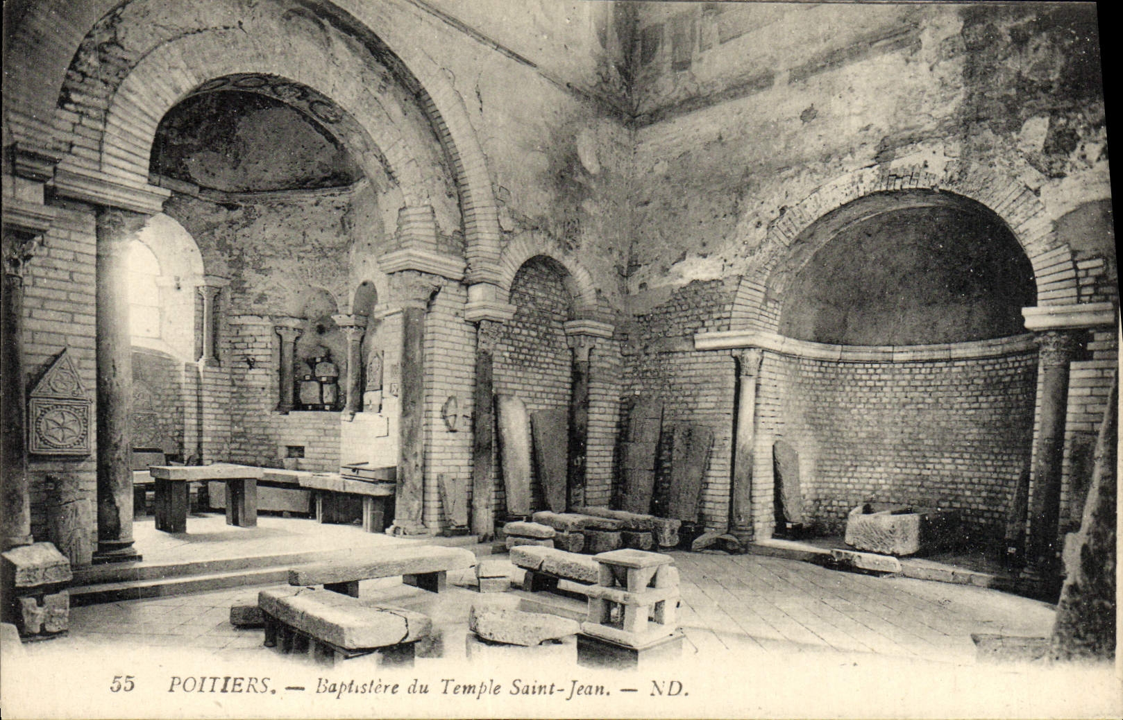 CPA Poitiers Baptistere du Temple Saint Jean