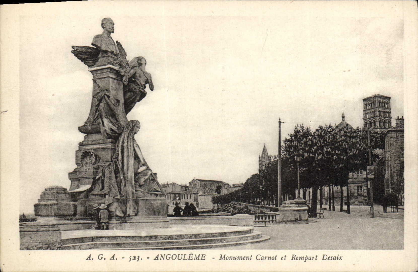 Monumento y Rempart Desaix de Angulema Carnot de la POSTAL de la VENDIMIA