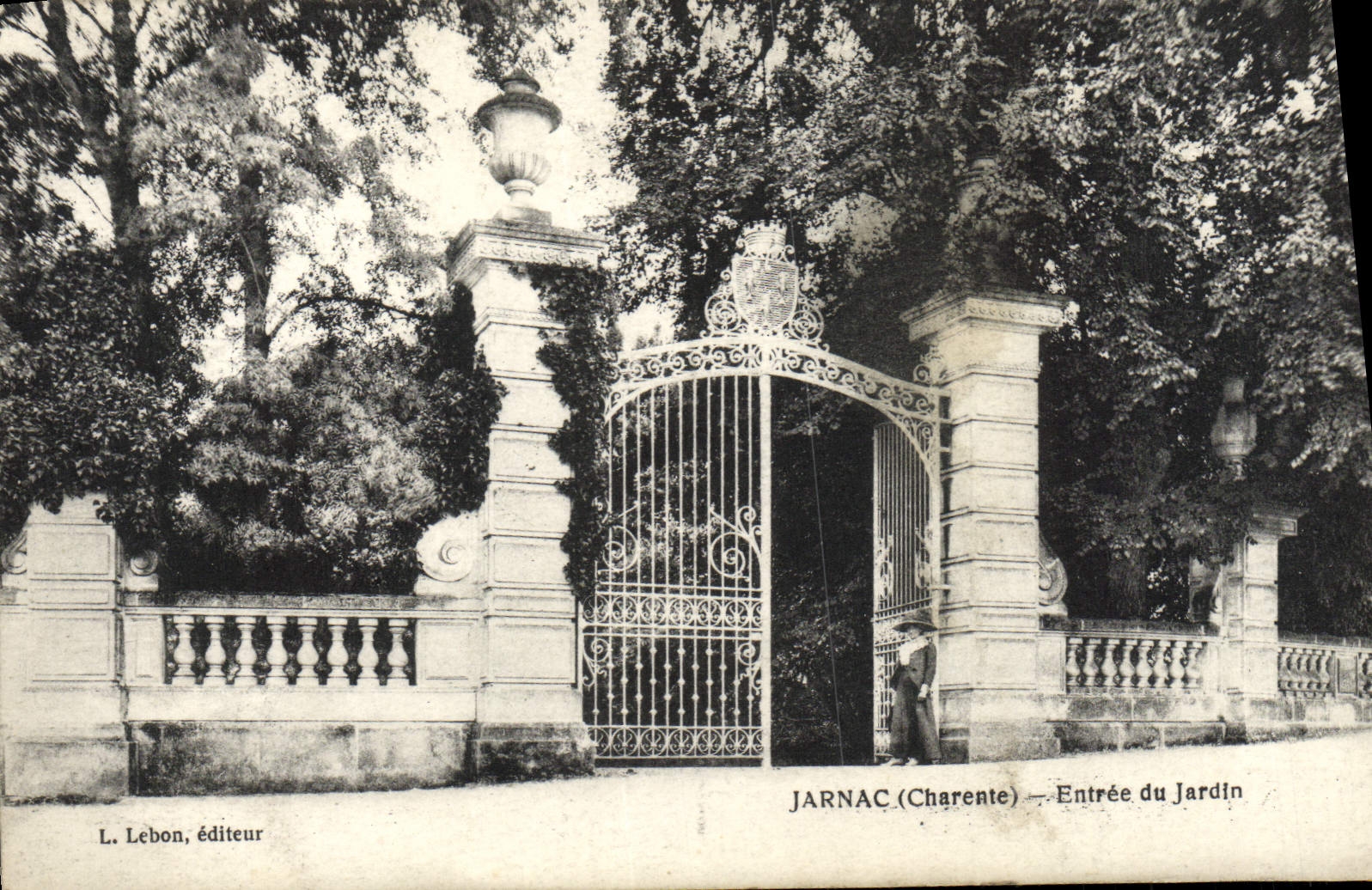VINTAGE POSTCARD Jarnac Entered of the Garden