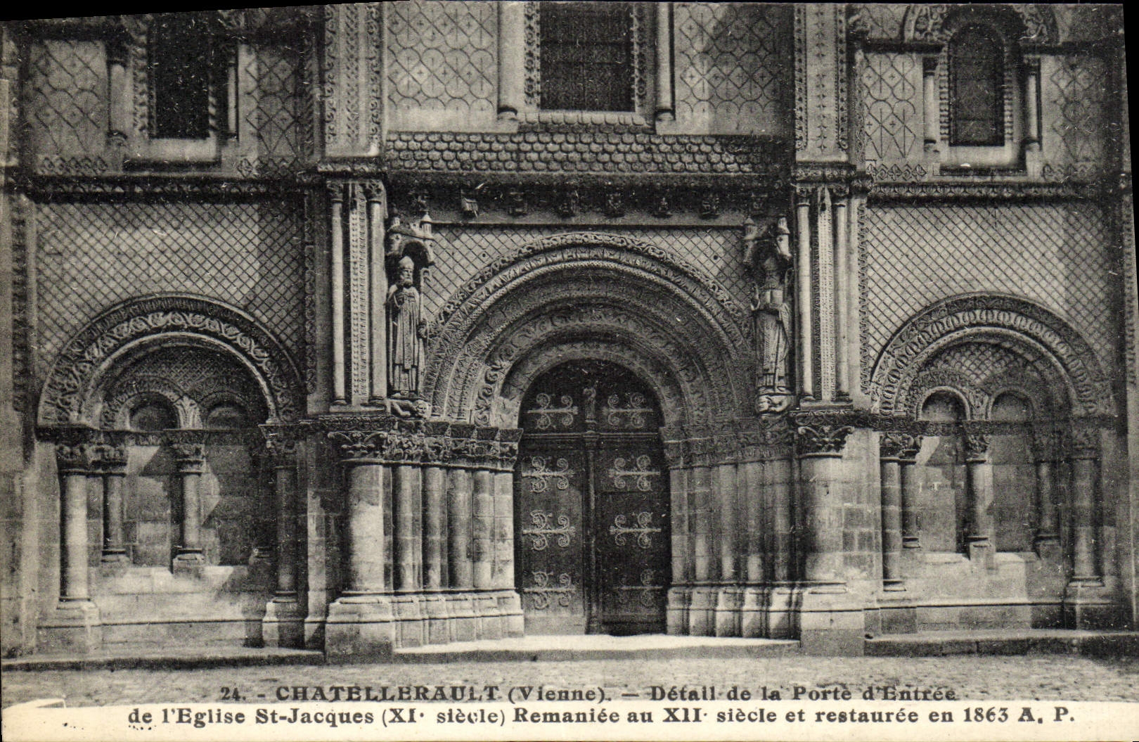 CPA Chatellerault Detail de la porte d'entree de l'eglise St Jacques 
