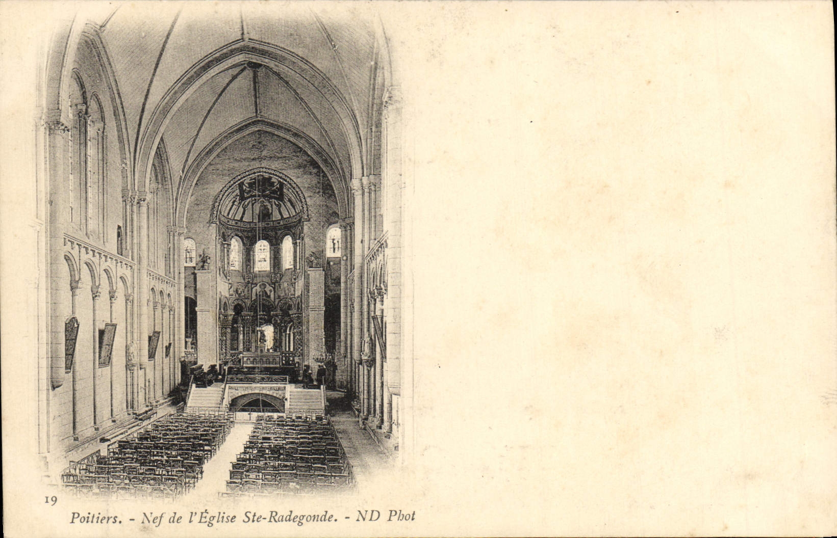 CPA Poitiers Nef de L'Eglise Ste Radegonde