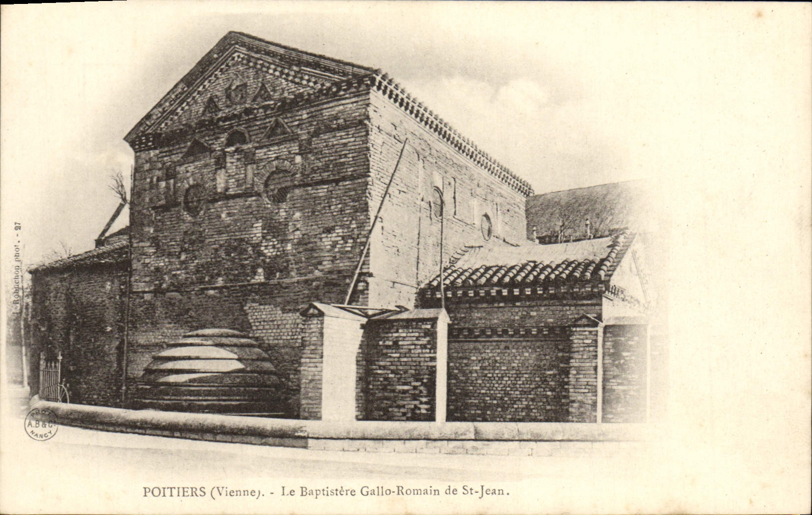 CPA Poitiers Le Baptistere Gallo Romain de St Jean
