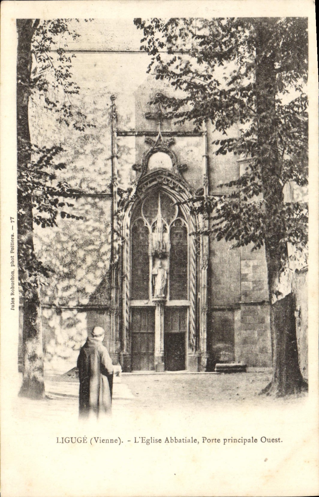 CPA Liguge L'Abbaye St Martin La Tour de L'Horloge Moine