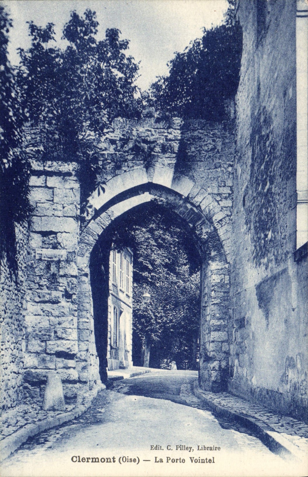 VINTAGE POSTCARD Clermont the Vointel Gate