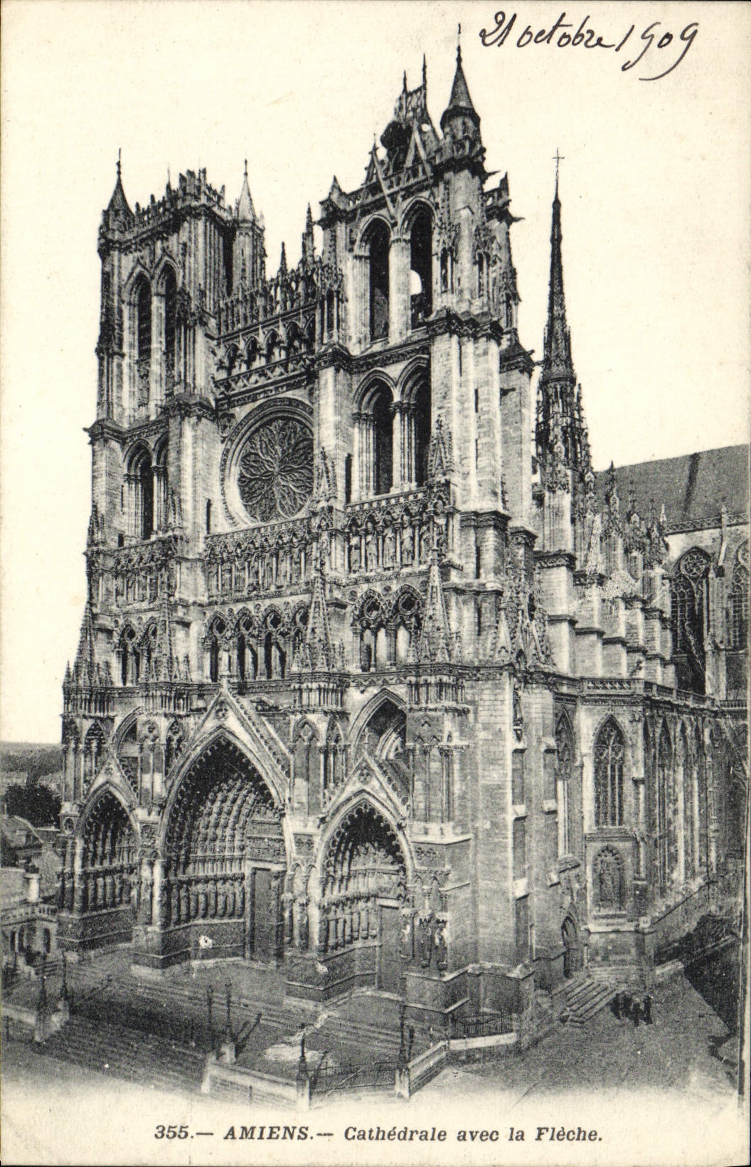 CPA Amiens Cathedrale Avec la Fleche