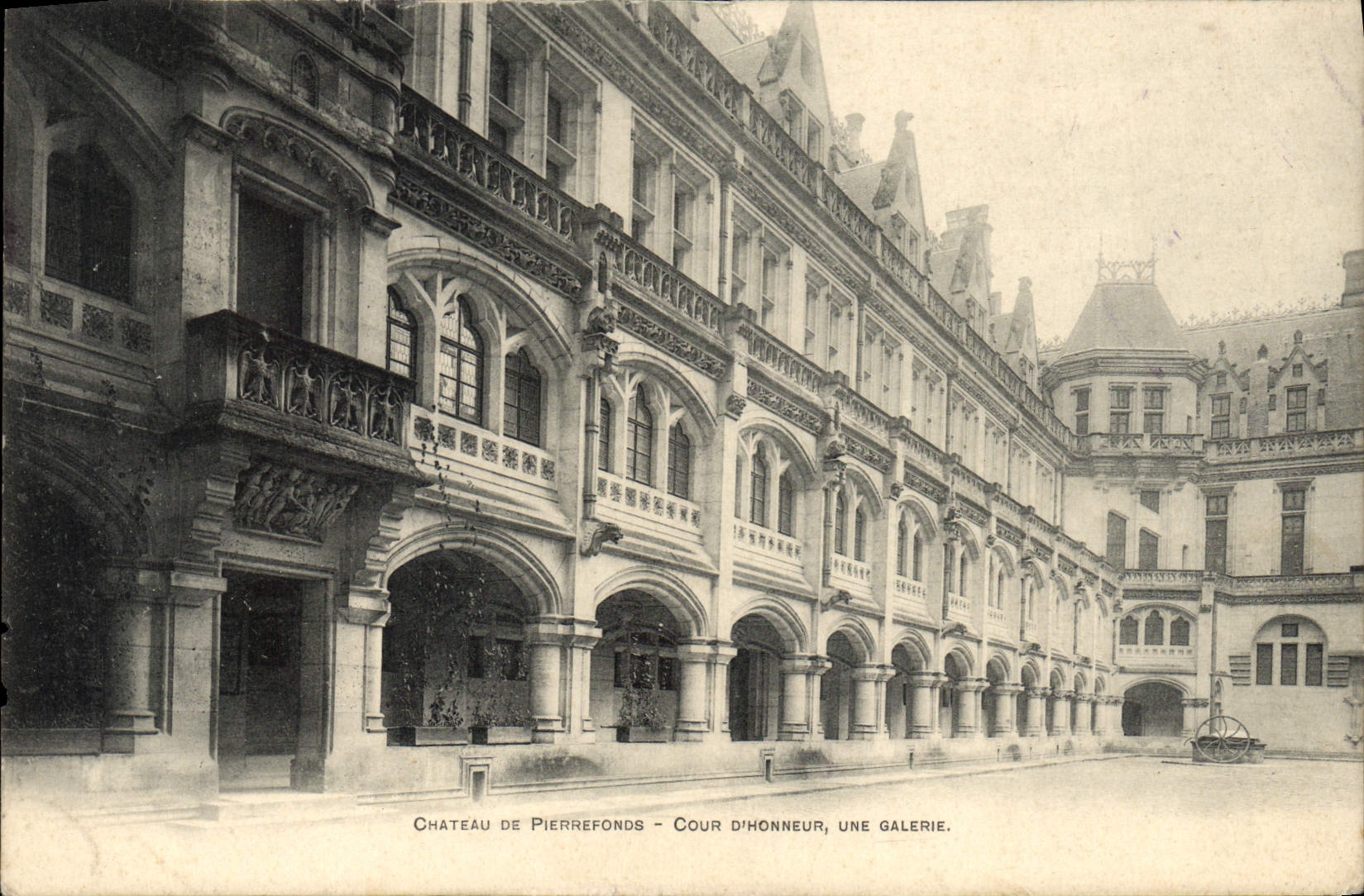 CPA Chateau de Pierrefonds Cour D'honneur une Galerie