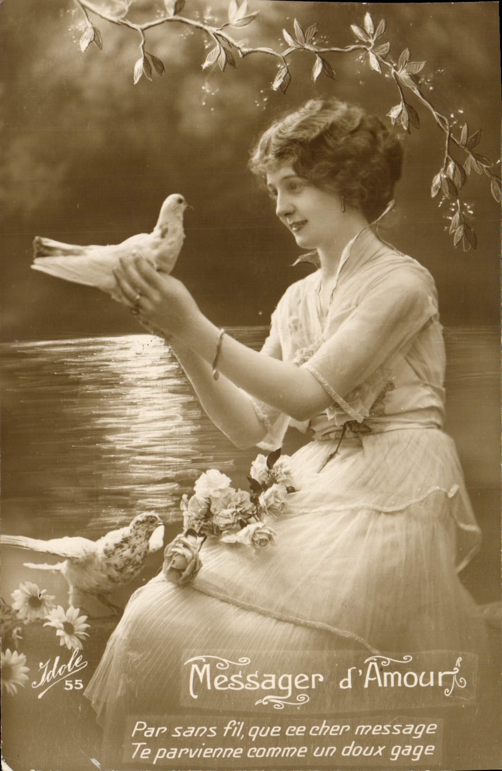 VINTAGE POSTCARD Messager of Love By without wire that ee dear message Femme dove