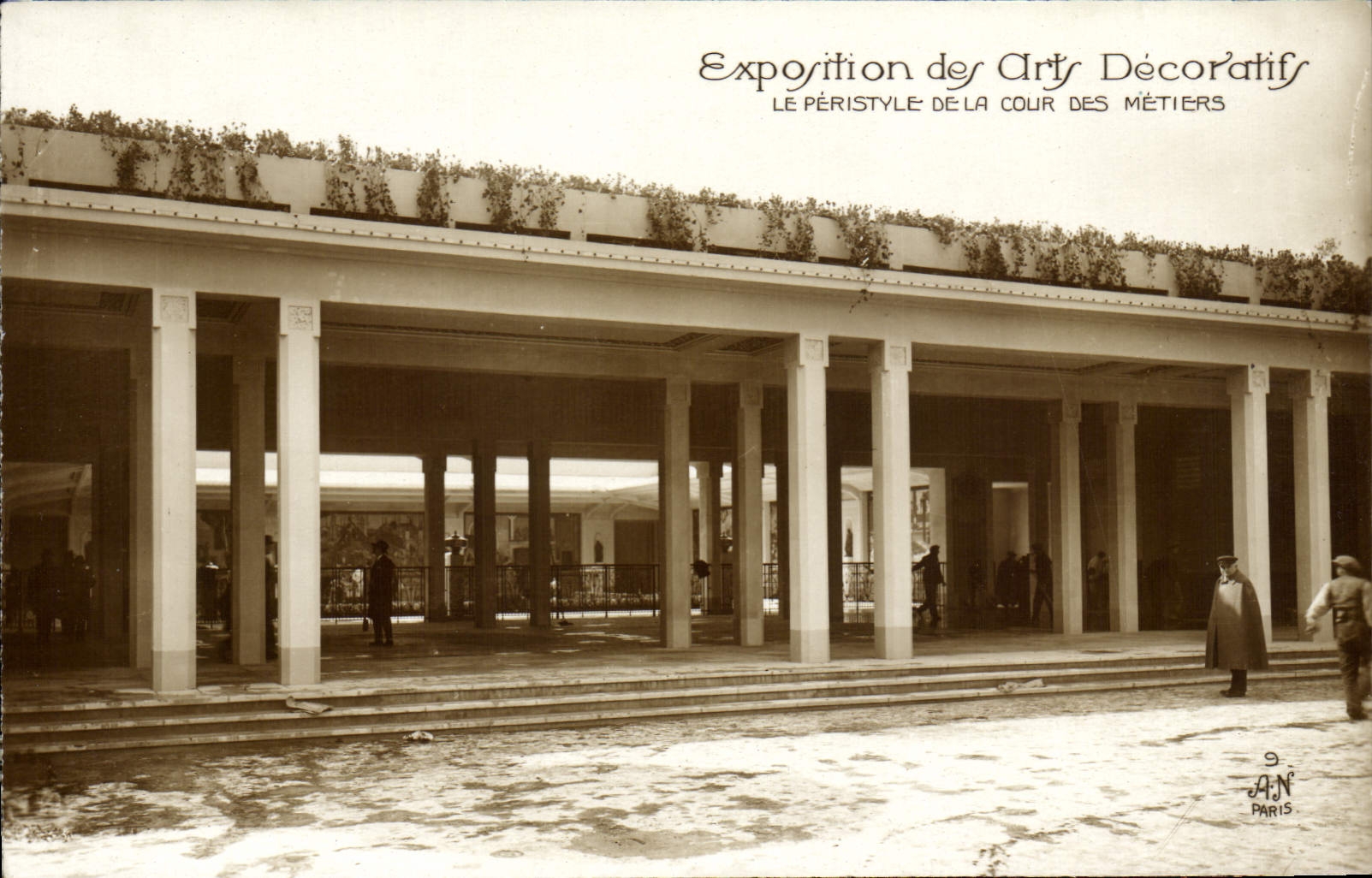 CPA Exposition Des Arts Decoratifs Le peristyle De La Cour Des Metiers