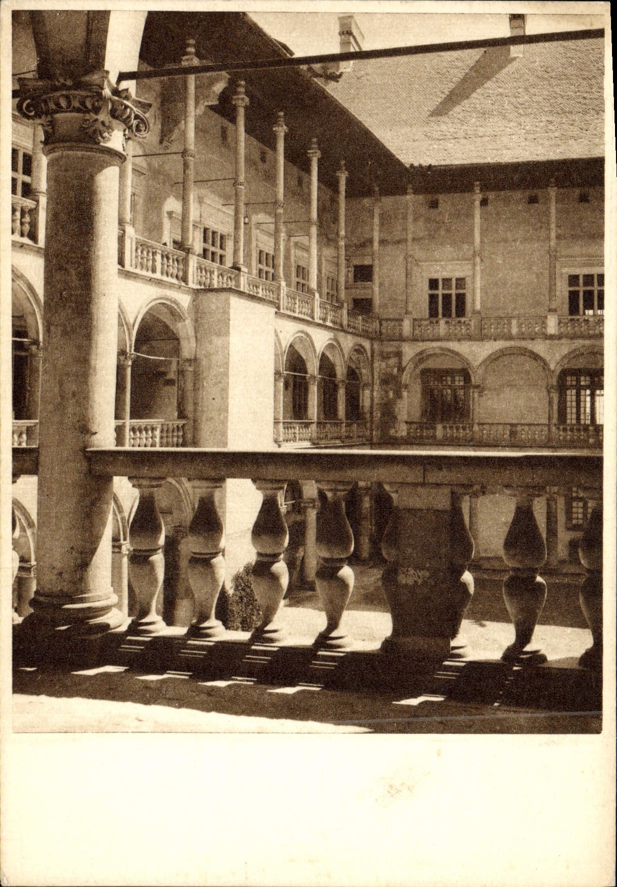 CPA Cracovie Chateau royal La cour des arcades Pologne Poland