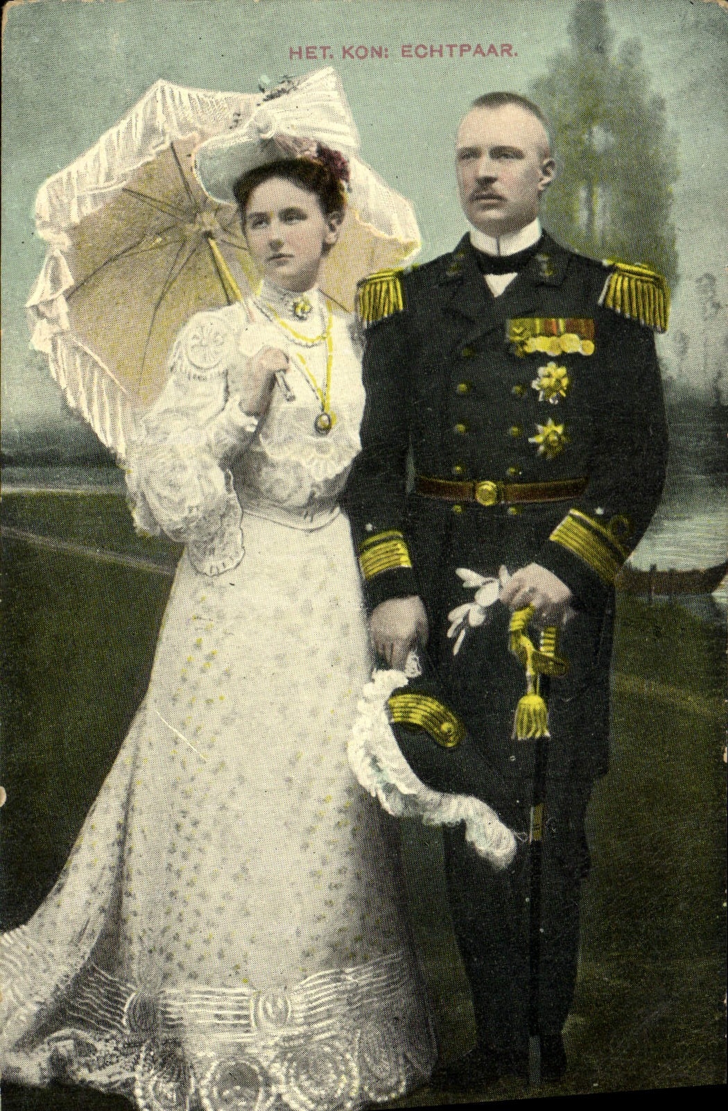VINTAGE POSTCARD Het Kon Echtpaar