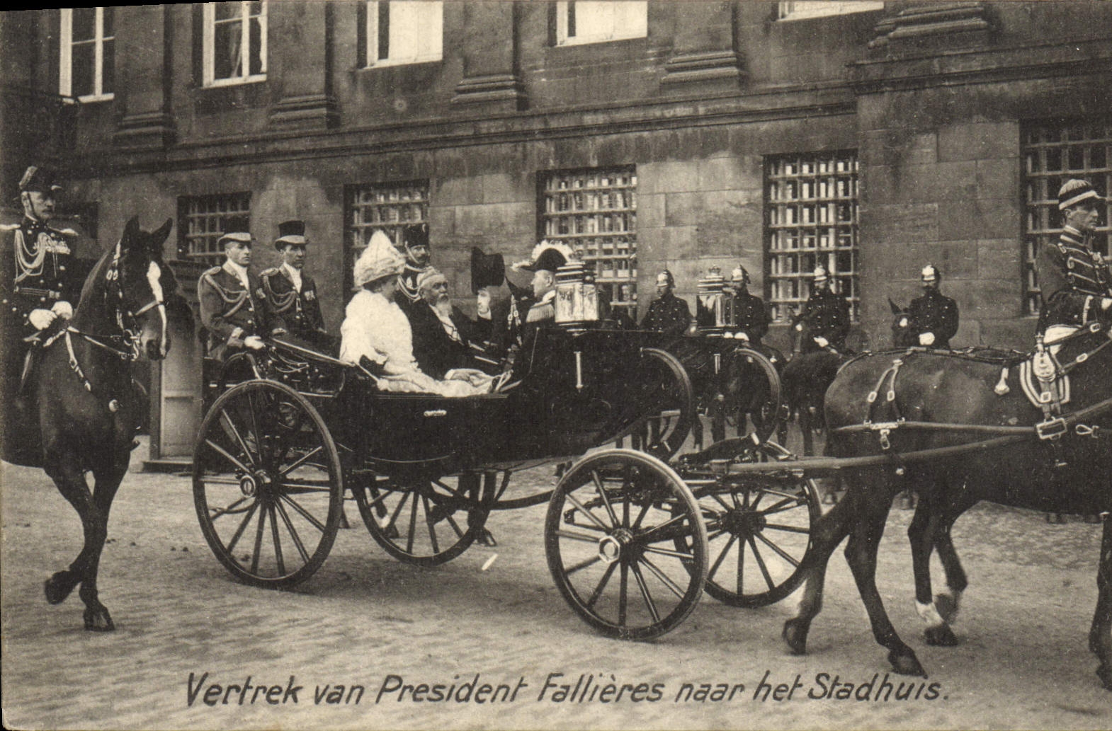 CPA Vertrek Van President Fallieres Naae het Stadhuis