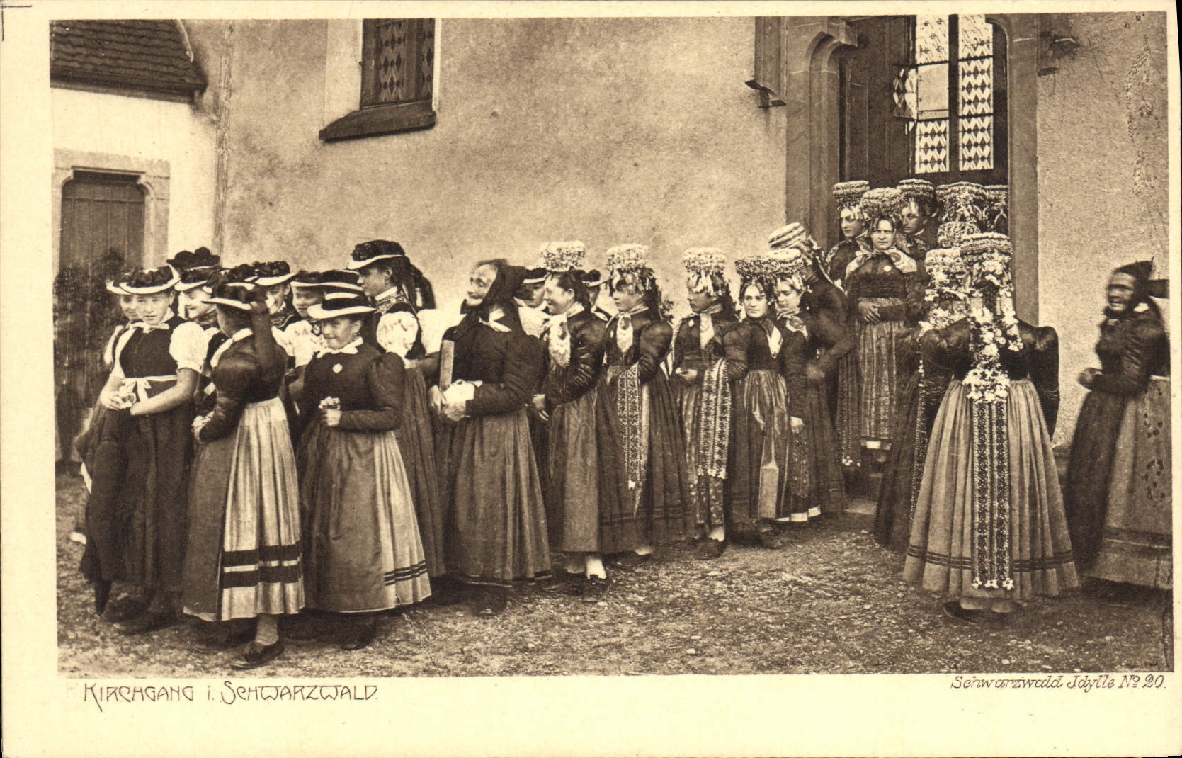 VINTAGE POSTCARD Kirchgang Folklore