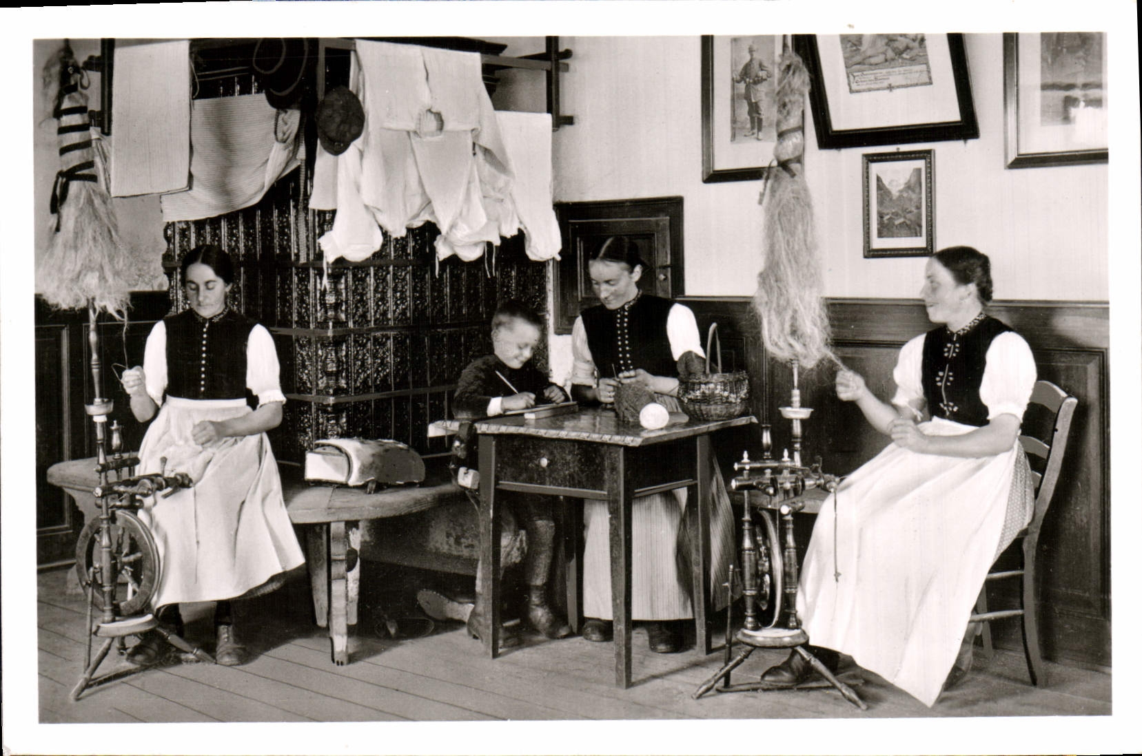 VINTAGE POSTCARD Schwarzwalder Spinnstube Folklore