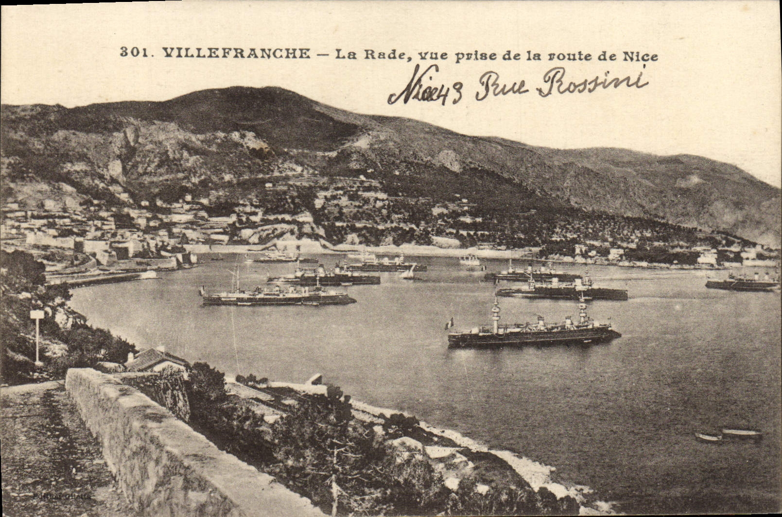 CPA Villefranche La Rade Vue Prise de la Route de Nice Bateaux