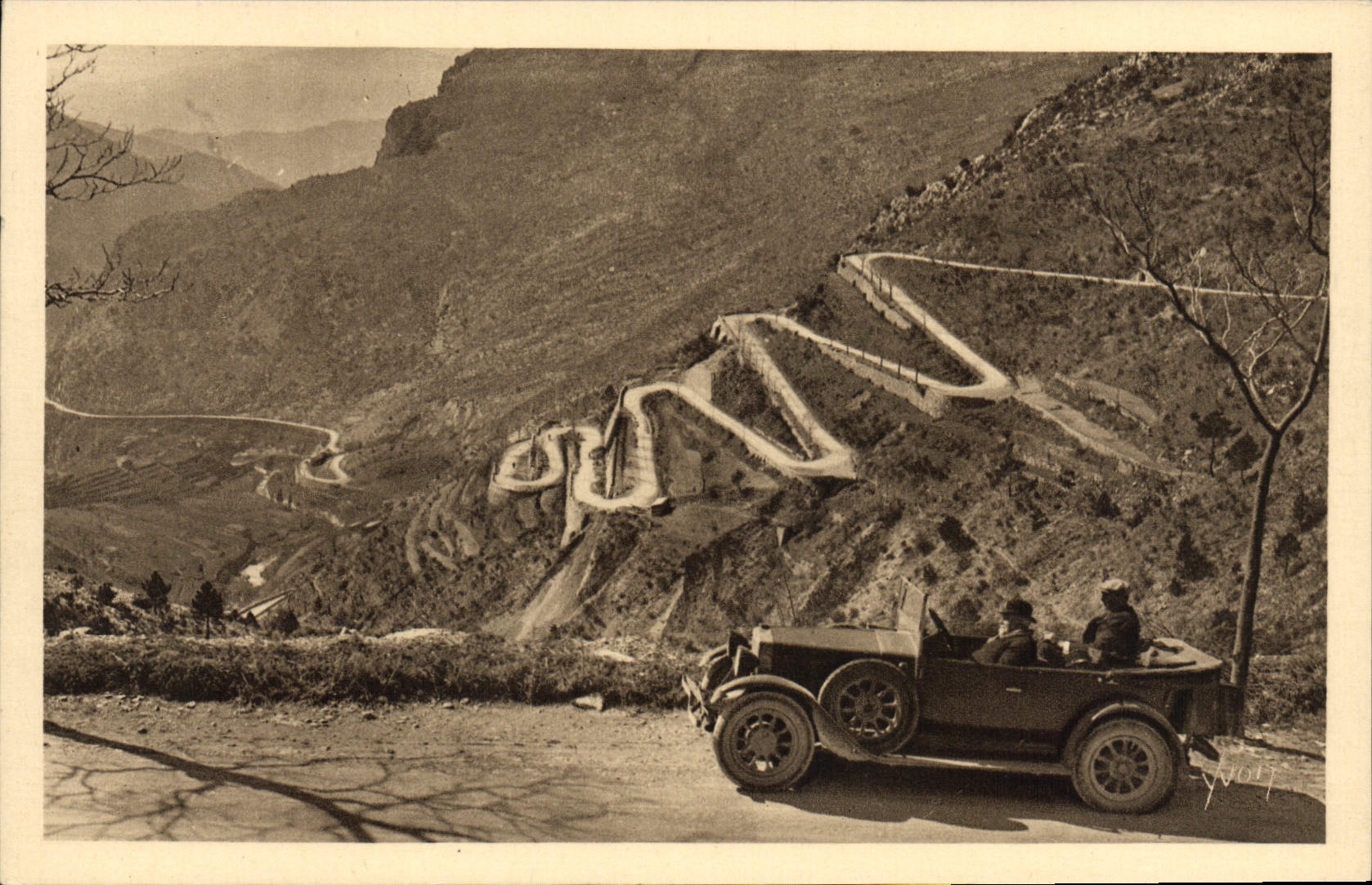 CPA Route de Nice a Sospel Les lacets du col de Braus automobile