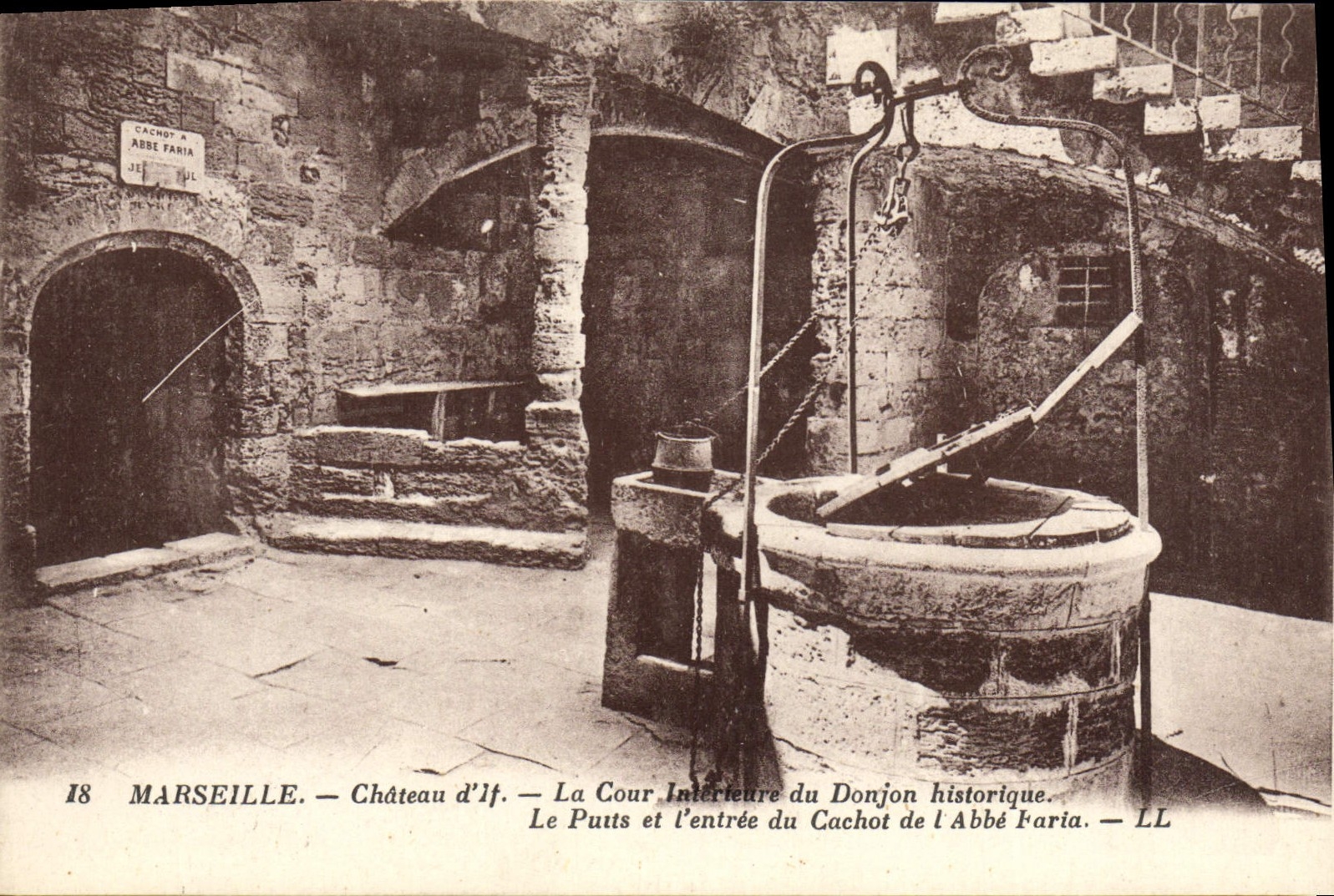 CPA Marseille Chateau La Cour Interieur du Donjon Le puits et l'entree du cachot de l'abbe Faria
