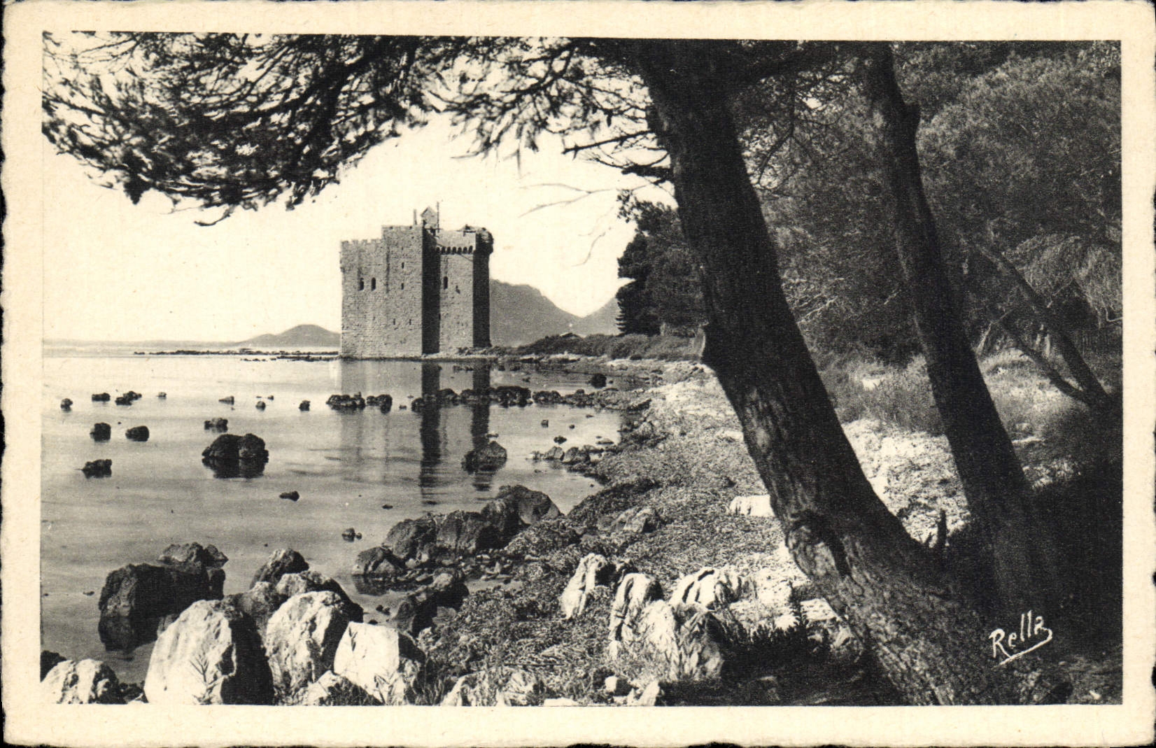 CPA Iles de Lerins Saint Honorat L'ancien monastere fortifie