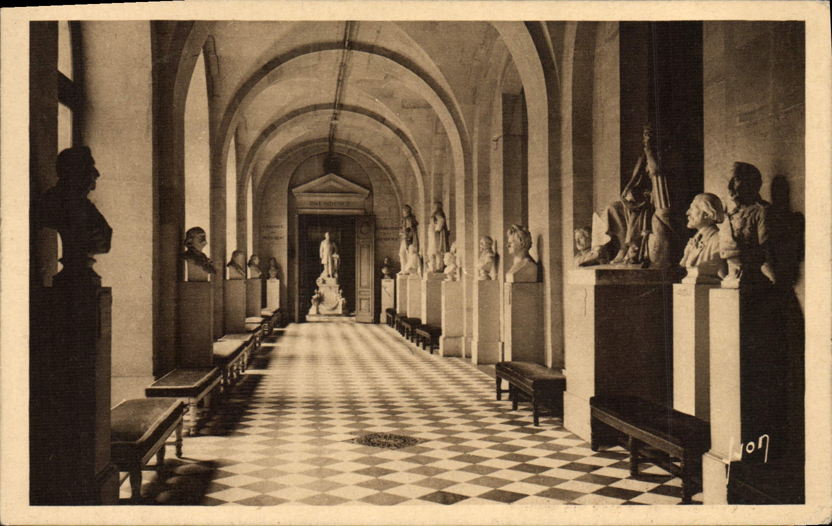CPA Galerie Des Bustes Cote Droit De LA Salle Des Seances Paris Assemblee Nationale