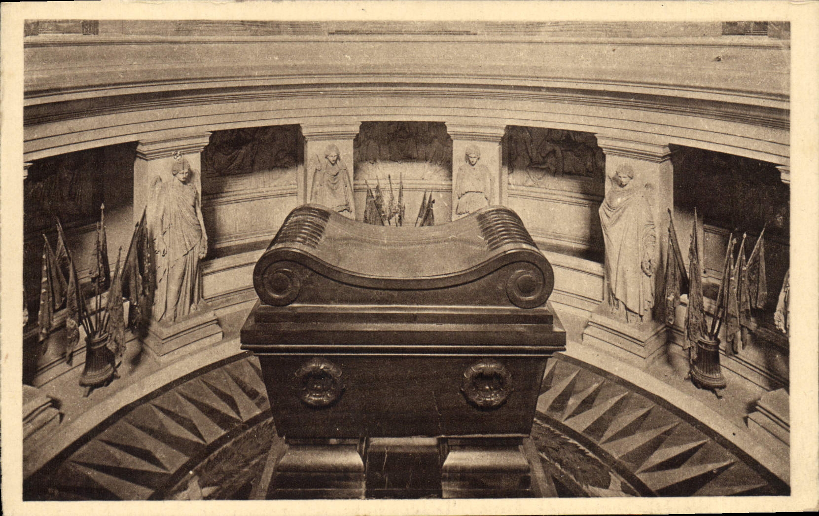 CPA Paris Le Tombeau De Napoleon 1er Aux Invalides