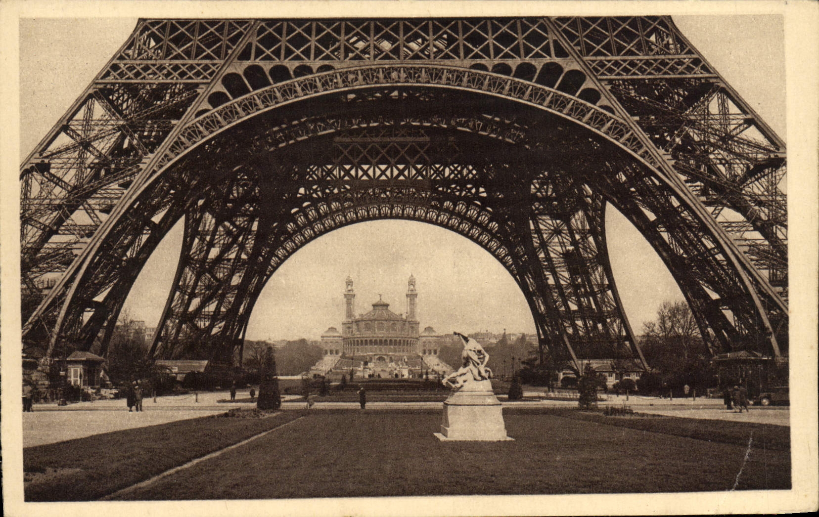 POSTAL París Trocadero de la VENDIMIA tomado debajo de la torre Eiffel