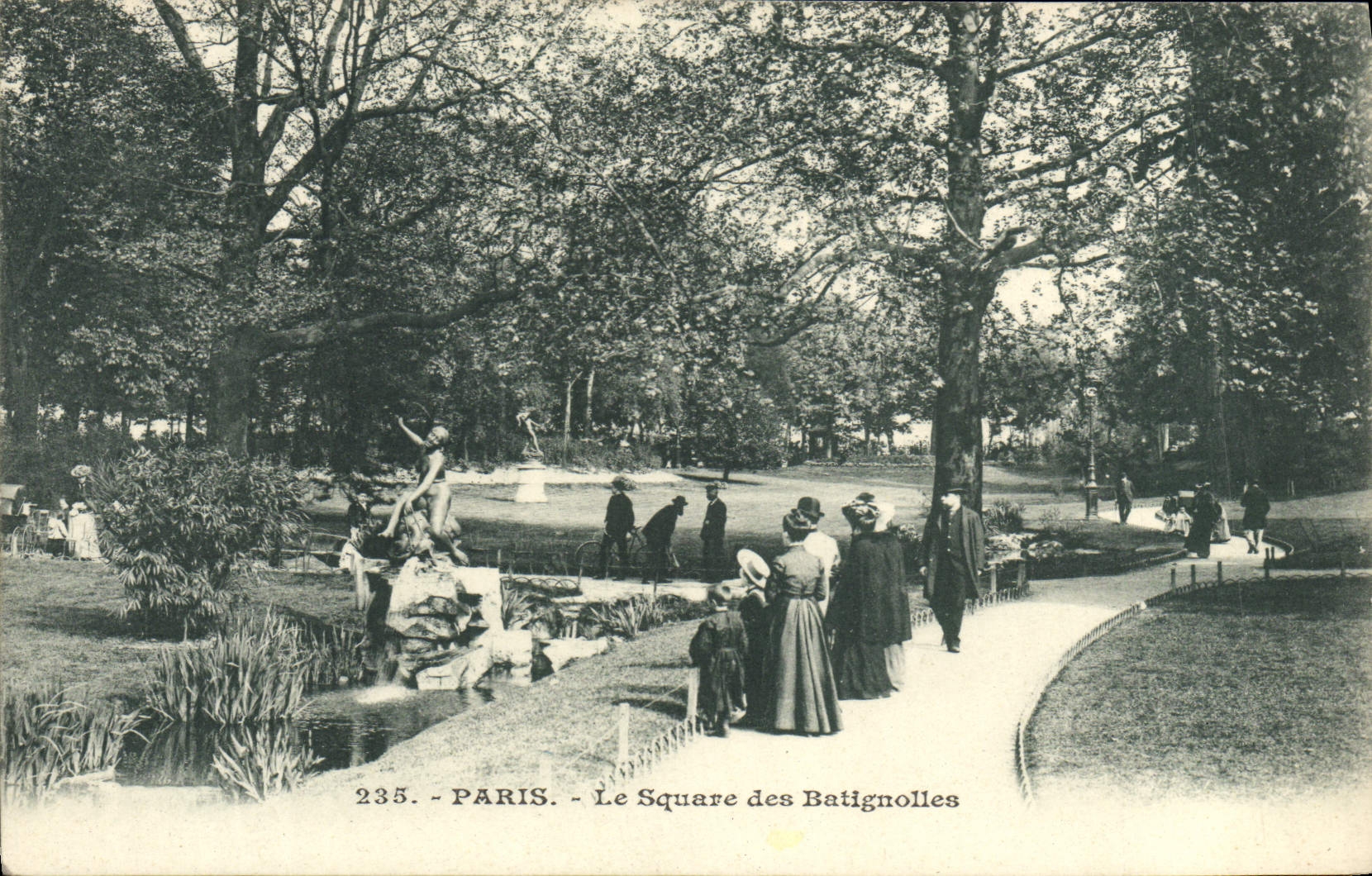 CPA Paris Le Square Des Batignolles