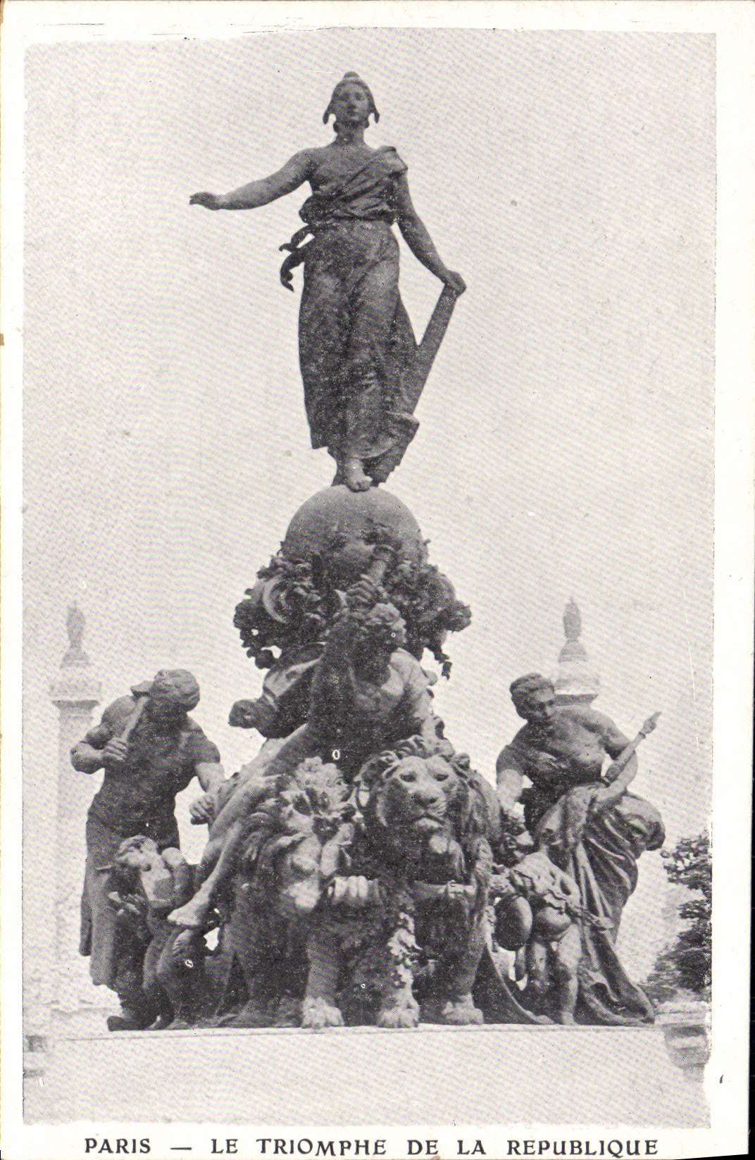CPA Paris Le Triomphe De La Republique Lion