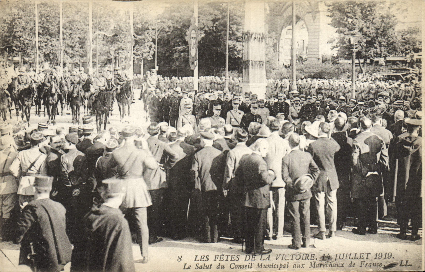 CPA Les Fetes De La Victoire 14 Juillet 1919 Le Salut Du Consril Municipal Aux Marechaux de France Militaria