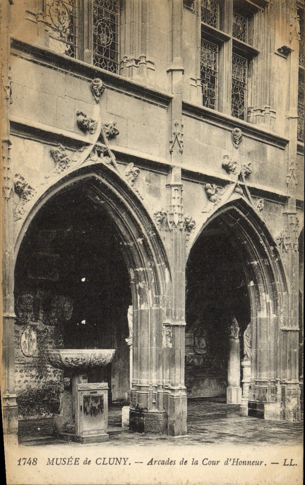 Museo de la POSTAL de la VENDIMIA de las arcadas de Cluny del patio principal